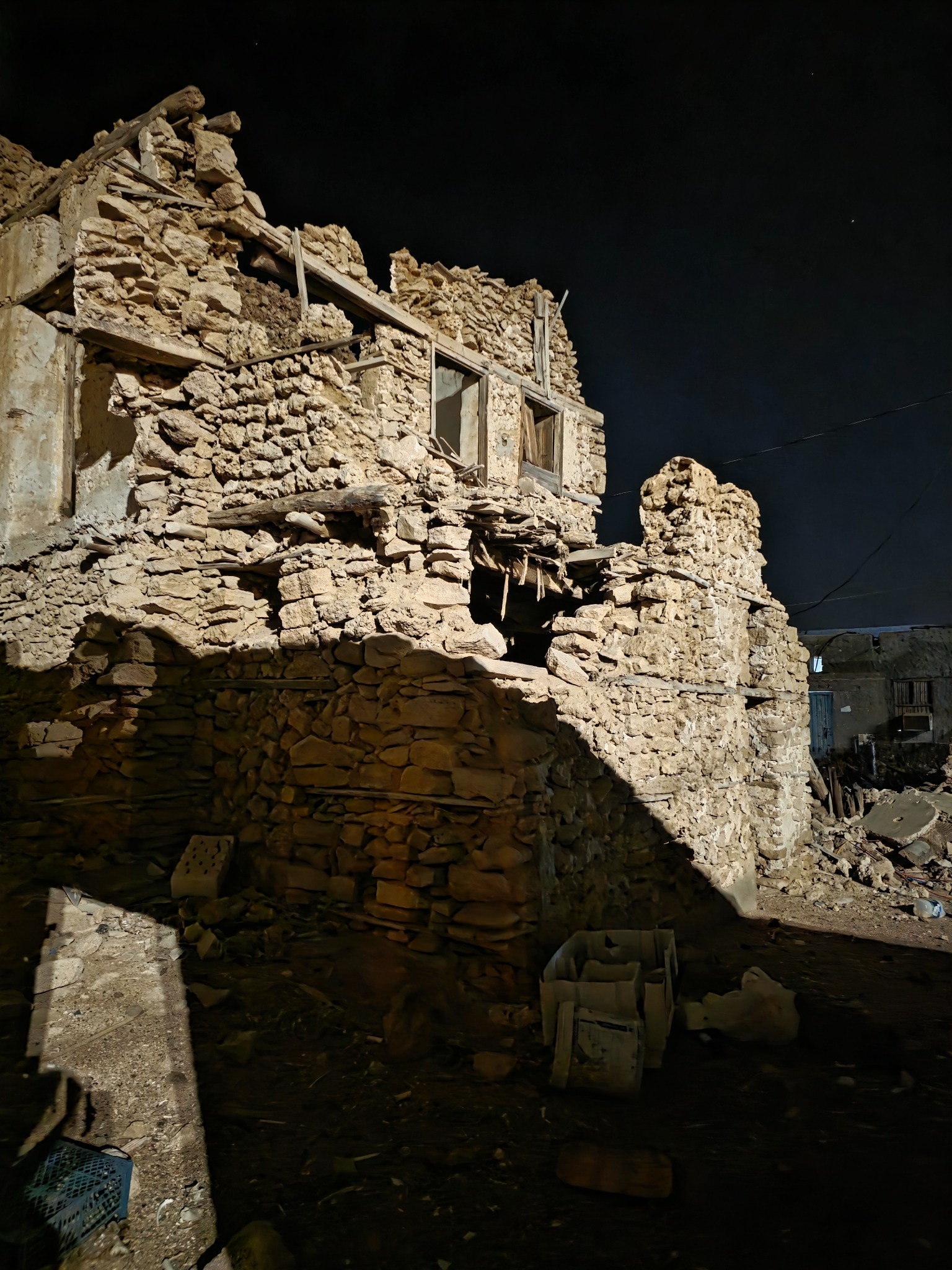 Muros de piedra y madera expuestos por el paso del tiempo.