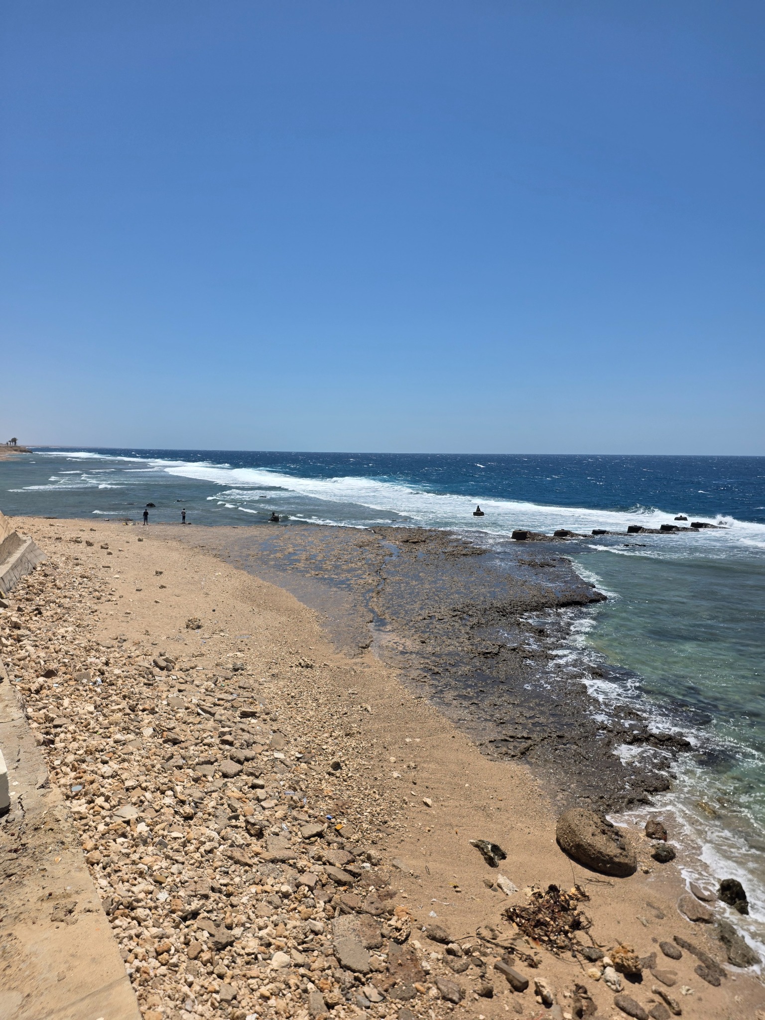La costa rocosa del Mar Rojo en Al Wajh.