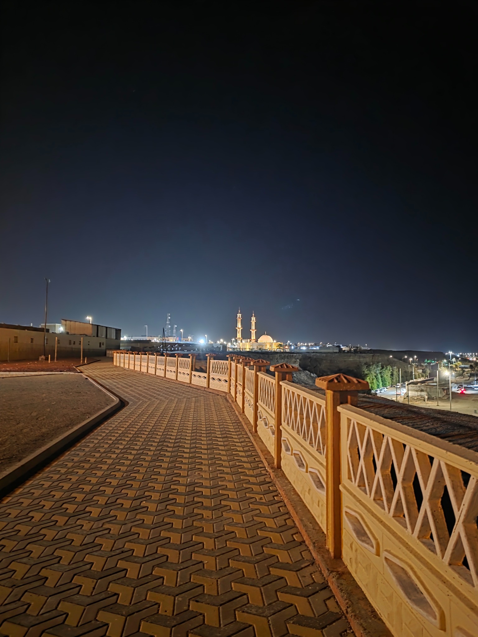 El paseo nocturno, con una mezquita iluminada al fondo.