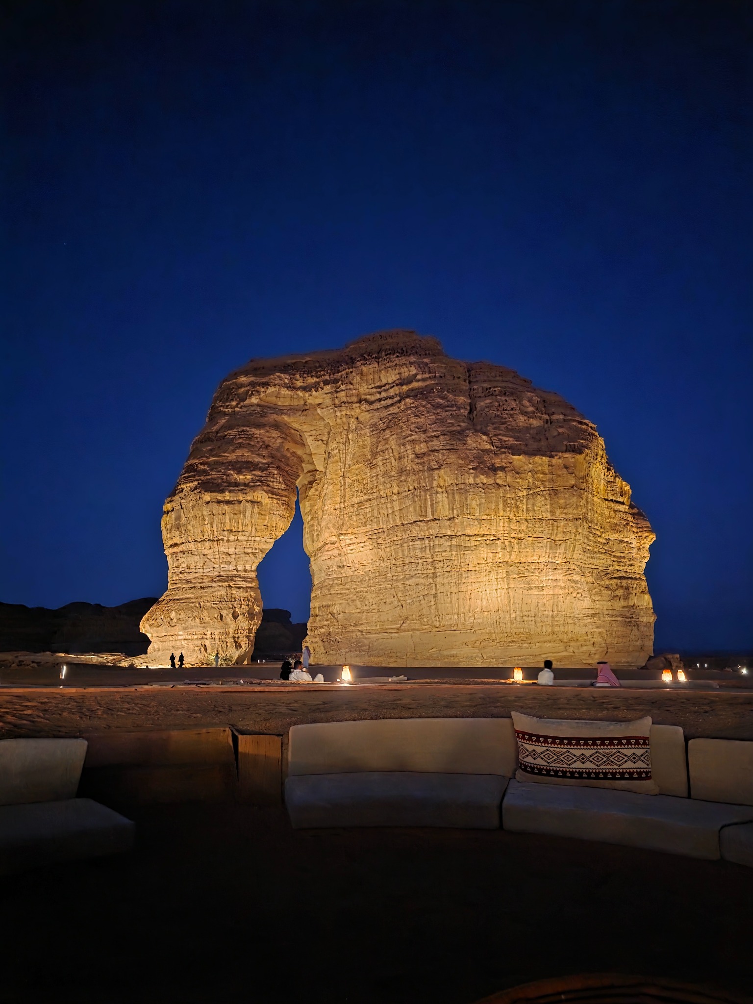 Elephant Rock iluminada al caer la noche.