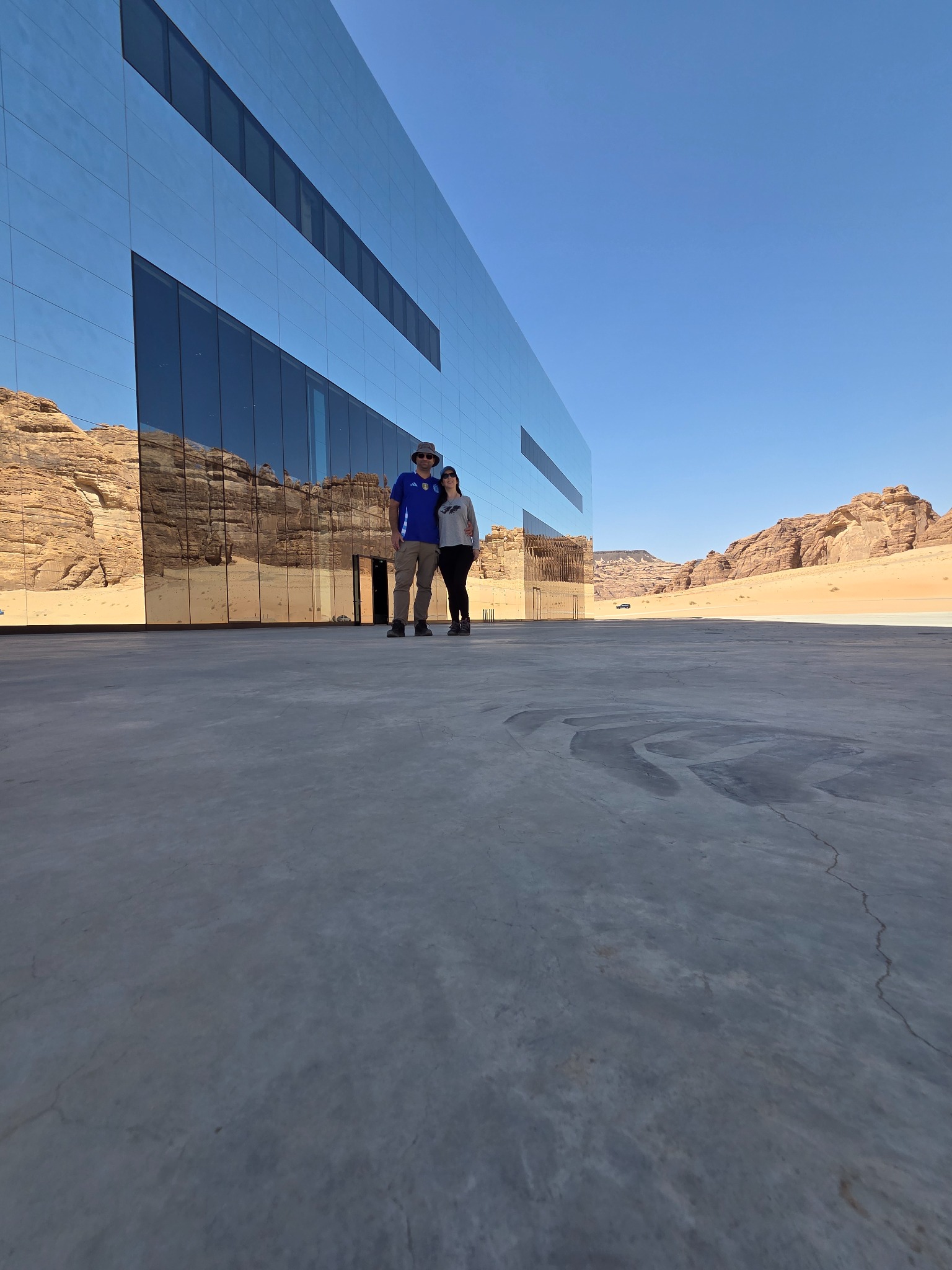 Juntos frente a la fachada espejada de Maraya.