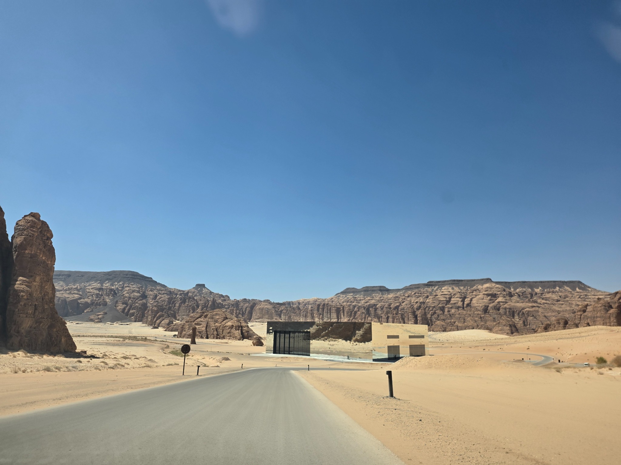 El camino de acceso a Maraya entre las formaciones de Ashar Valley.
