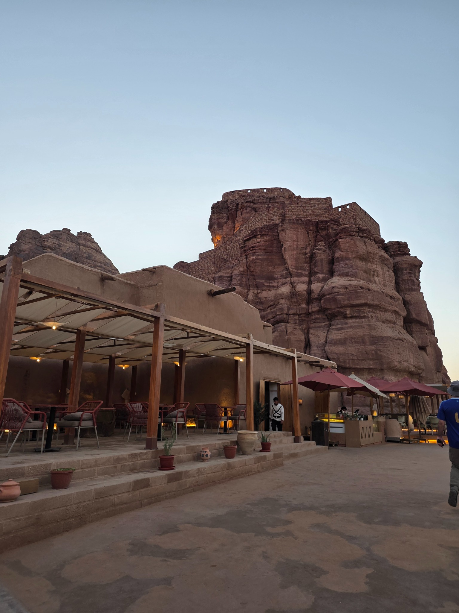 Cafés y restaurantes instalados junto a las construcciones antiguas.