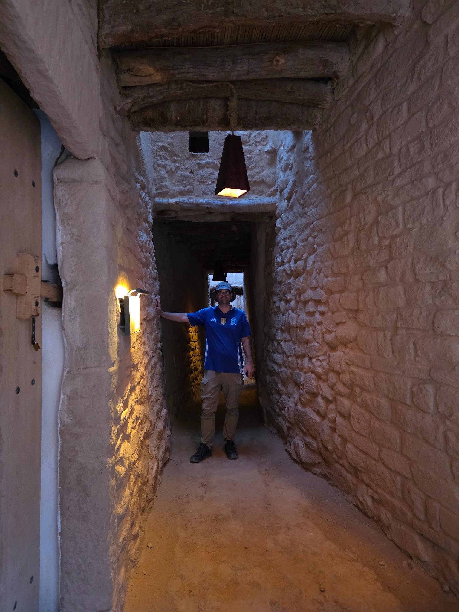 César en uno de los callejones iluminados del casco histórico.