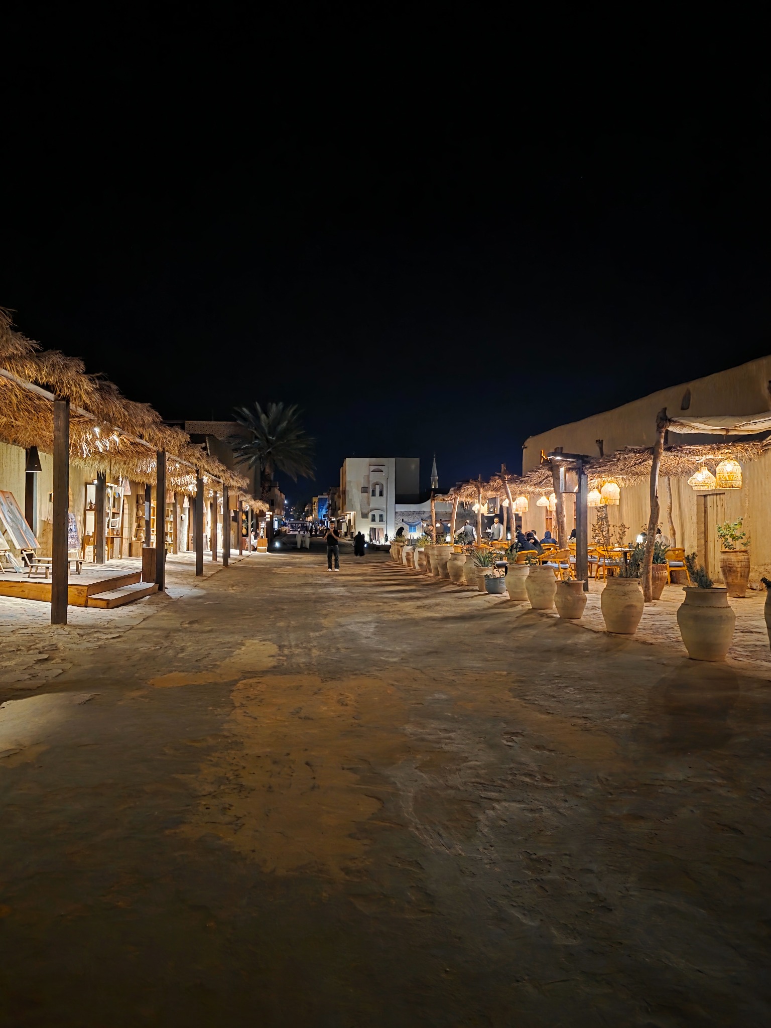 Las calles peatonales de Old Town iluminadas por la noche.