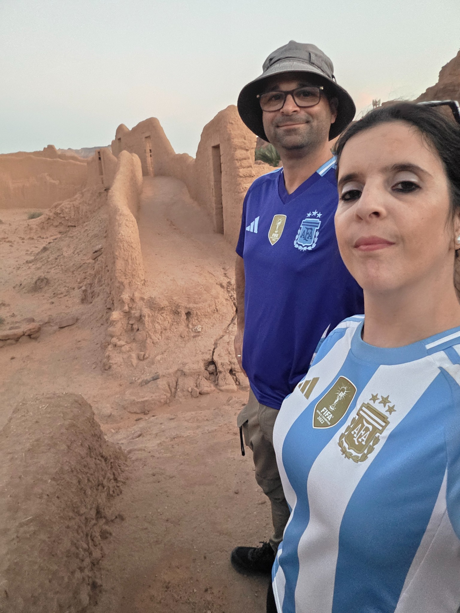 Juntos entre las ruinas de Old Town.