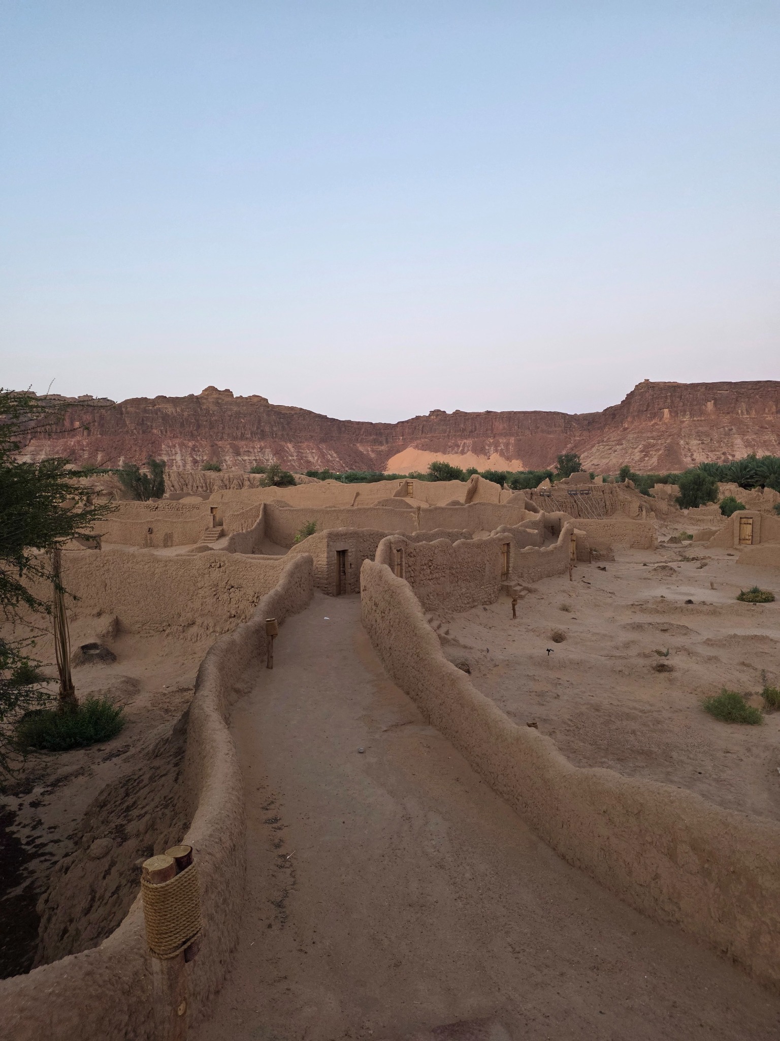 Las antiguas construcciones de tierra vistas desde un punto elevado.