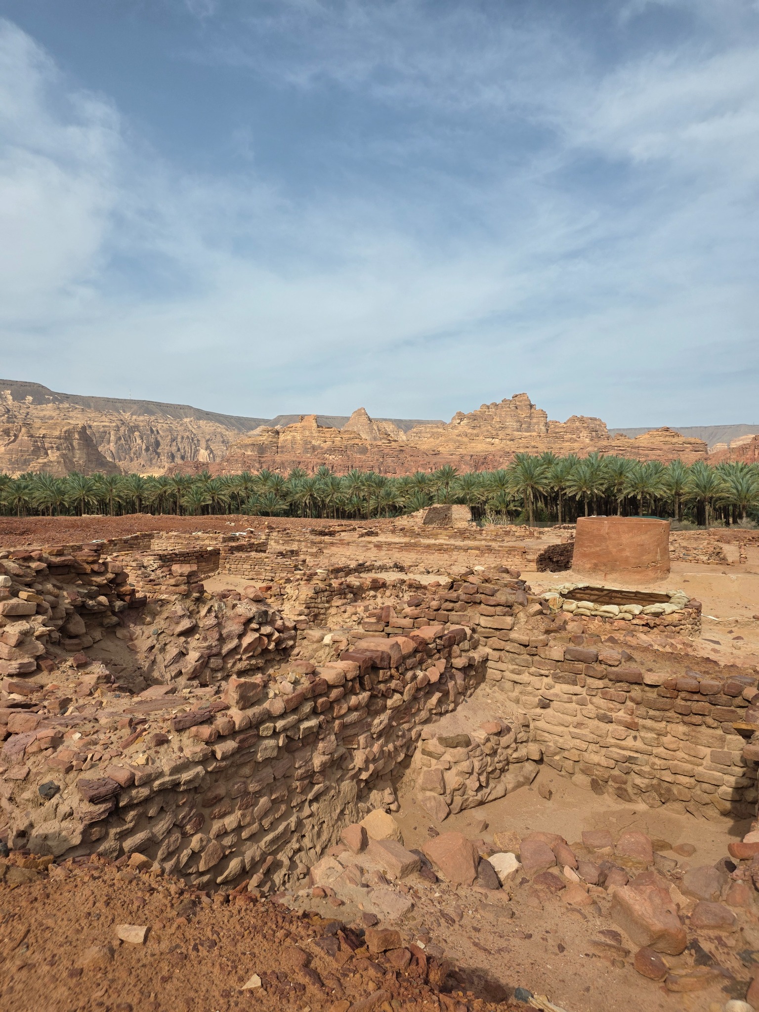 Los restos arqueológicos de Dadan, con el oasis y las montañas al fondo.
