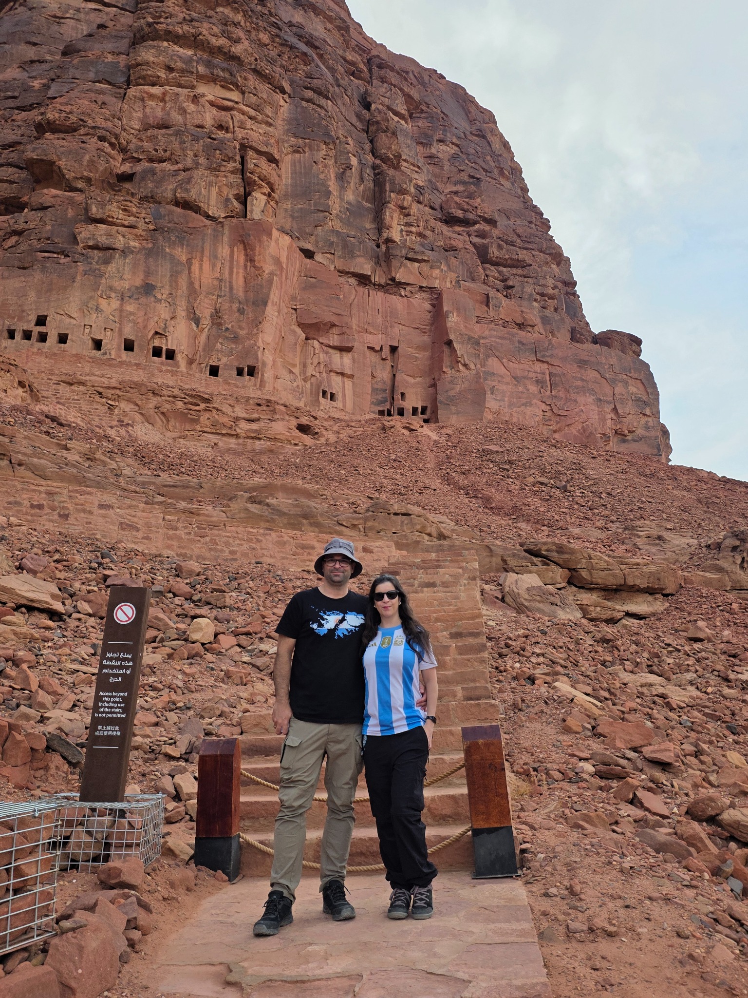 Frente a la ladera donde se abren numerosas tumbas excavadas en la roca.