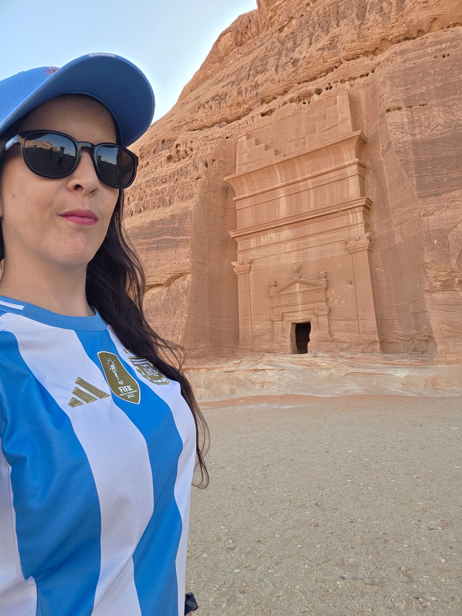 Aldana frente a una de las tumbas monumentales de Hegra.
