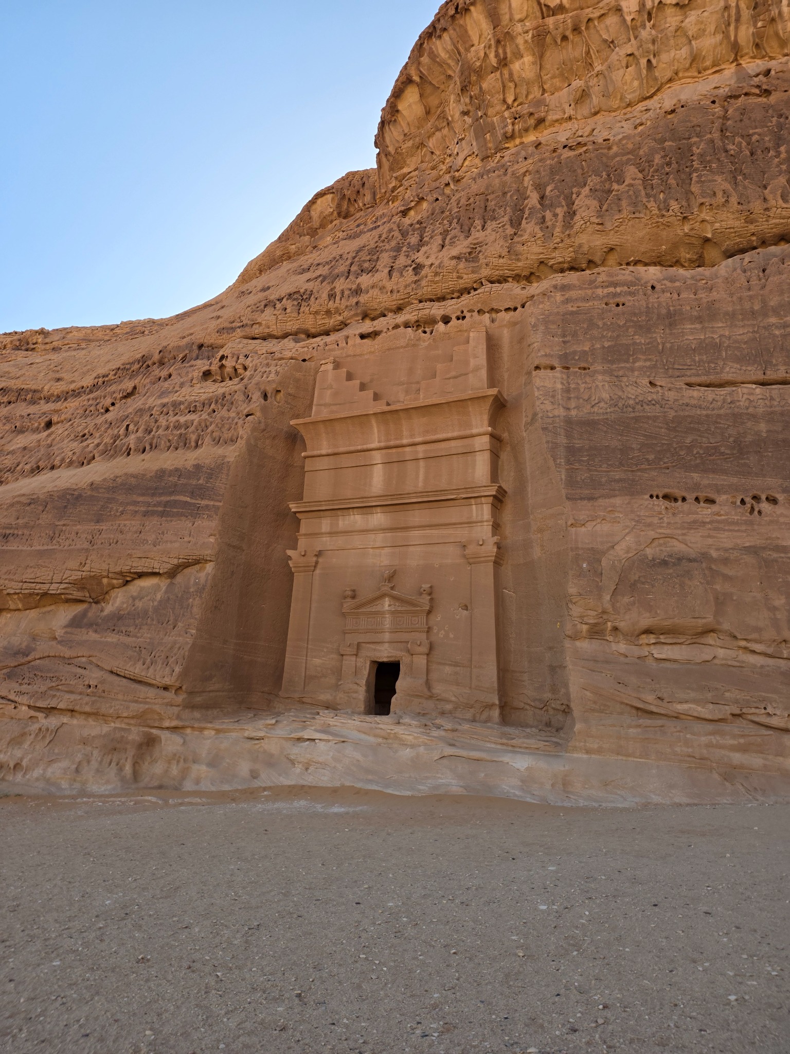 Una de las grandes fachadas funerarias talladas directamente en la montaña.