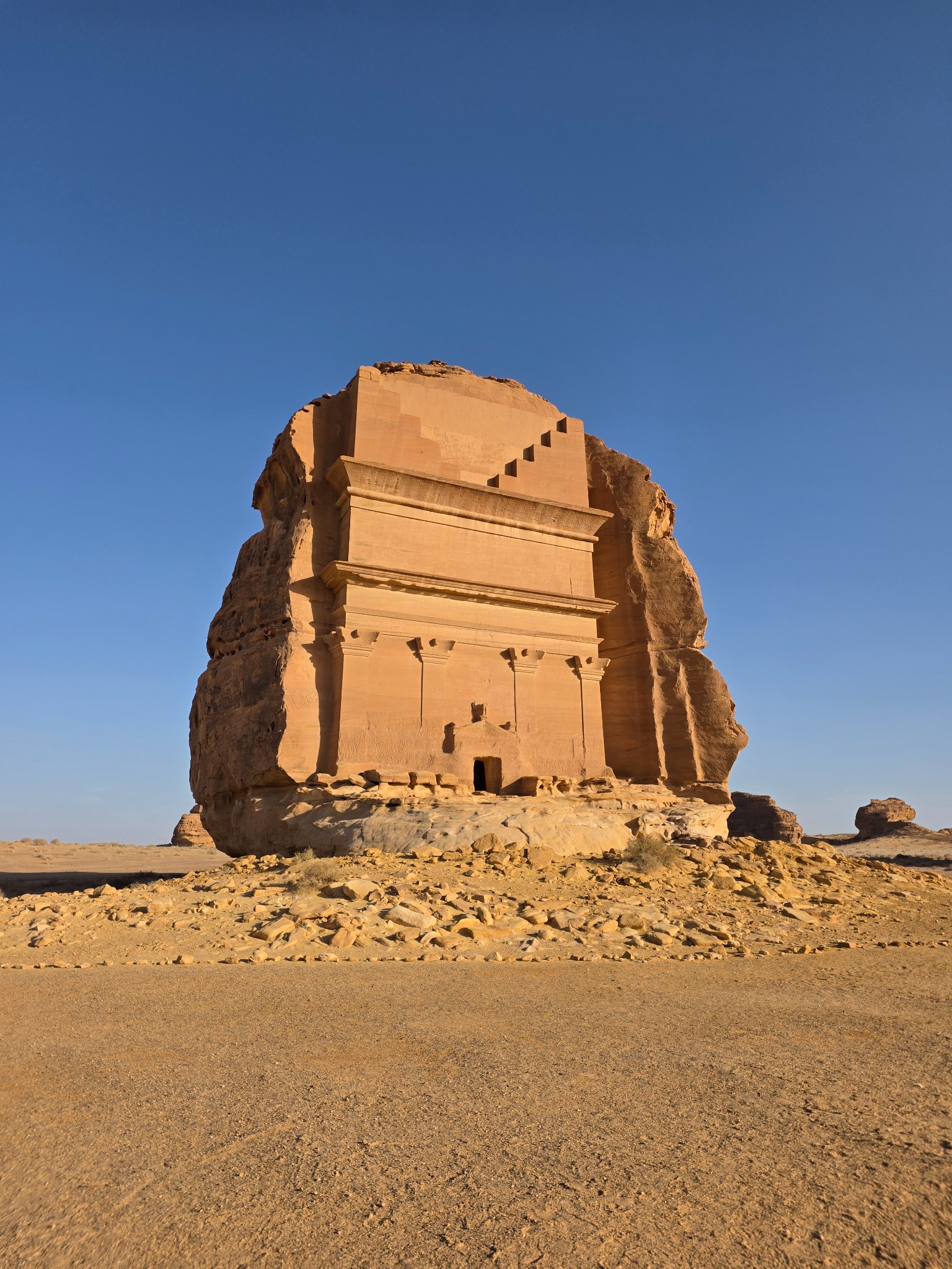 La fachada aislada de Qasr al-Farid y la parte inferior que quedó sin terminar.