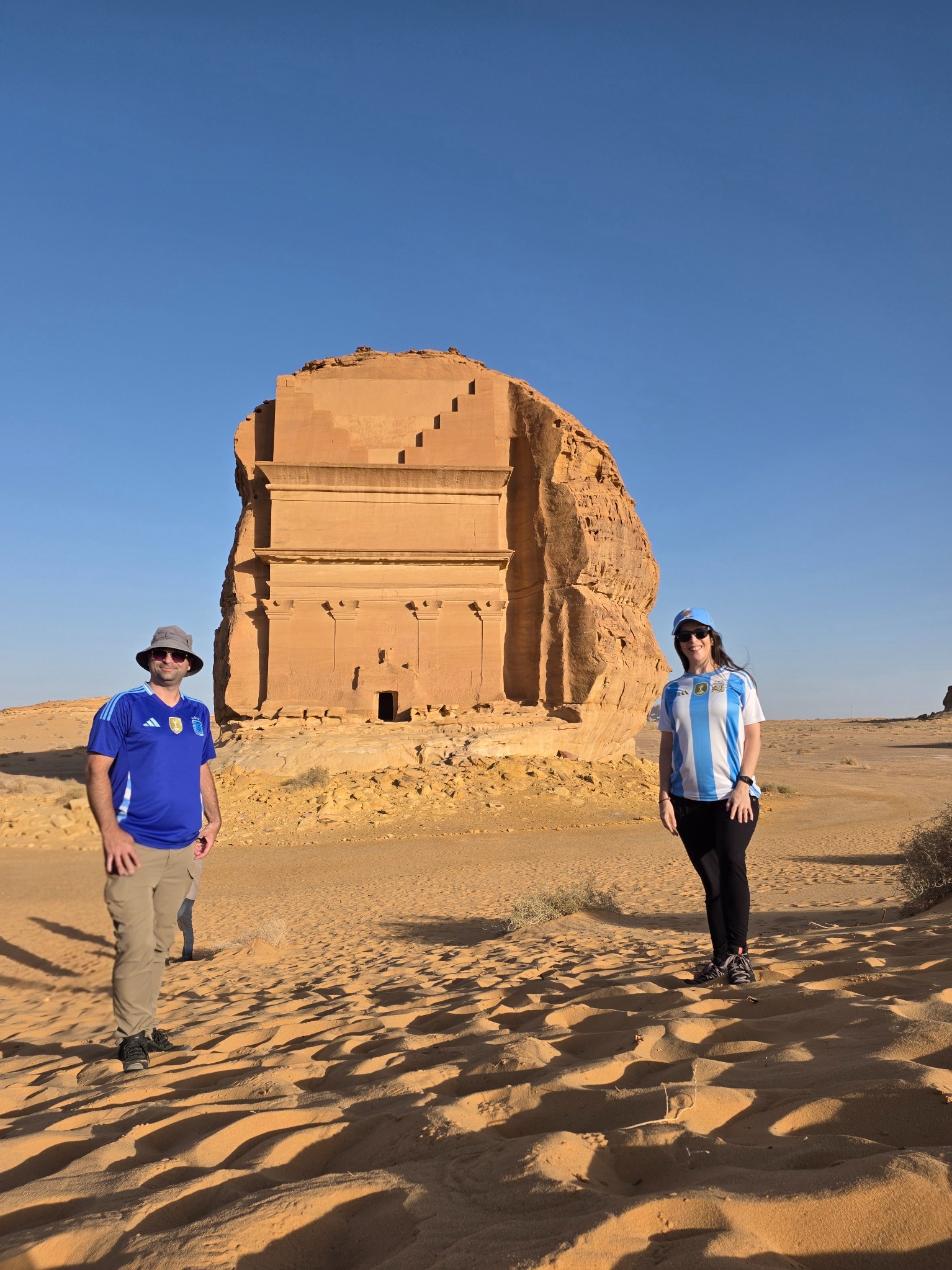Juntos frente a Qasr al-Farid.