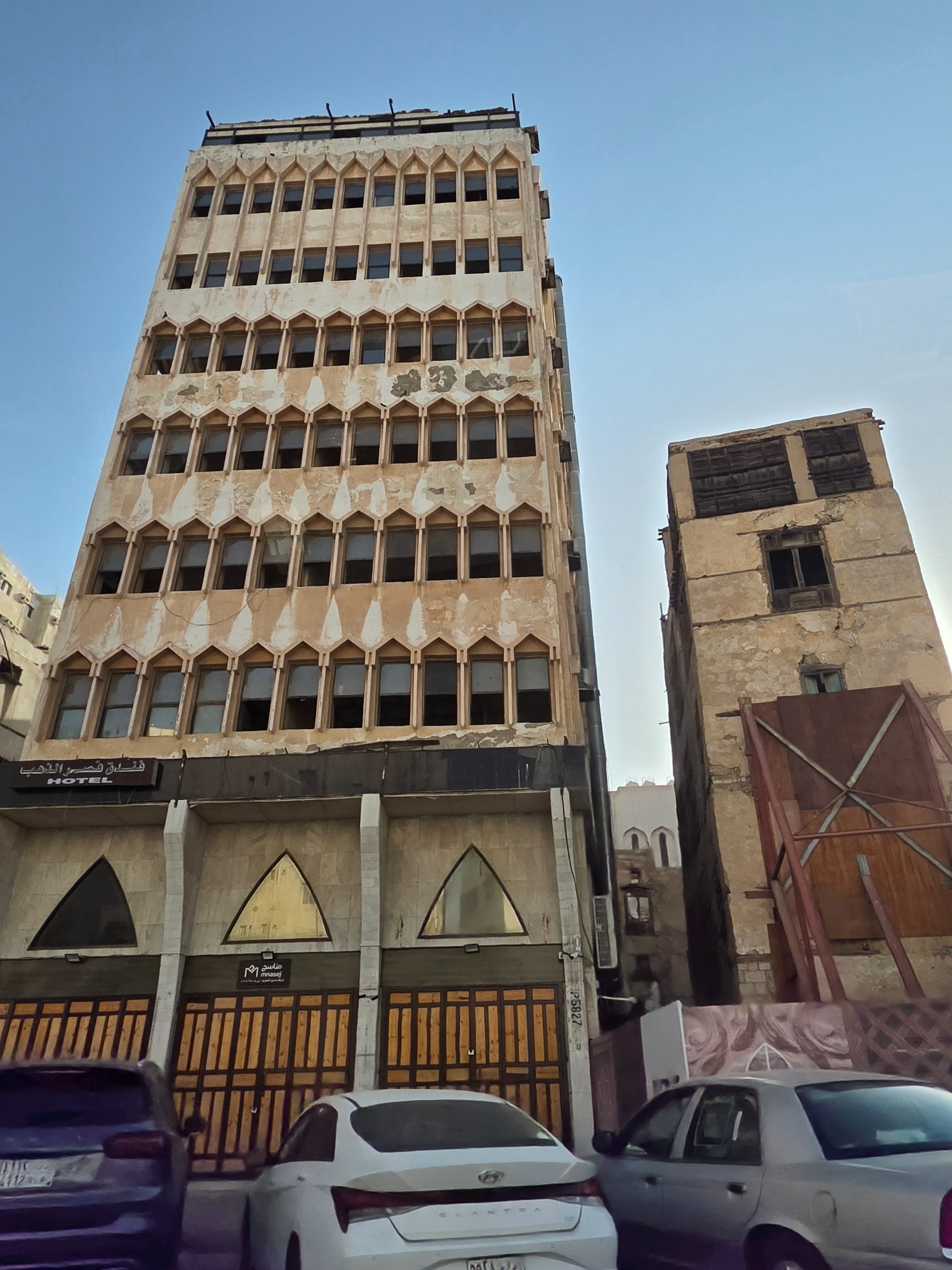 Edificios de distintas épocas conviven en Al-Balad.