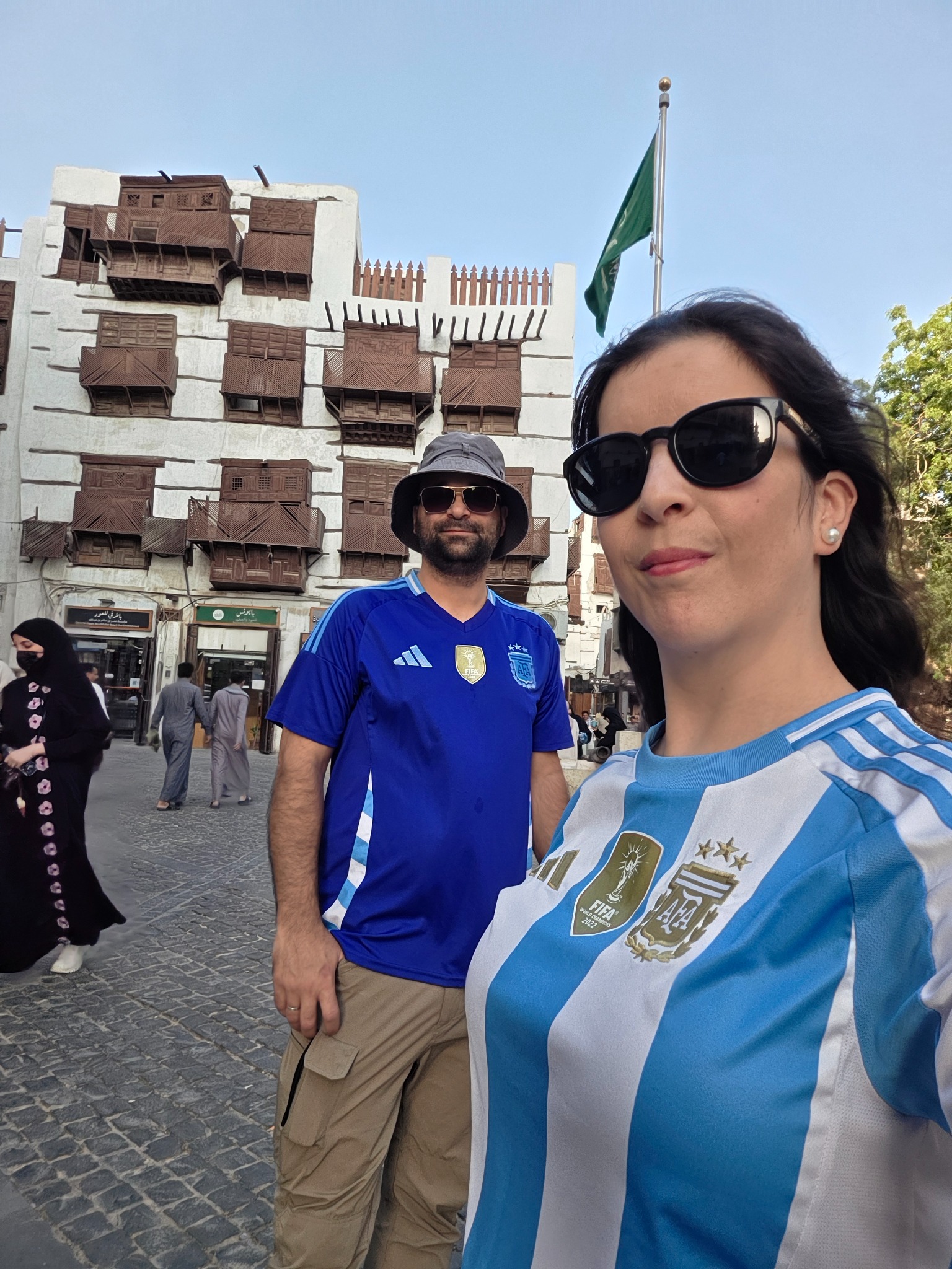 Recorriendo Al-Balad con los colores argentinos.