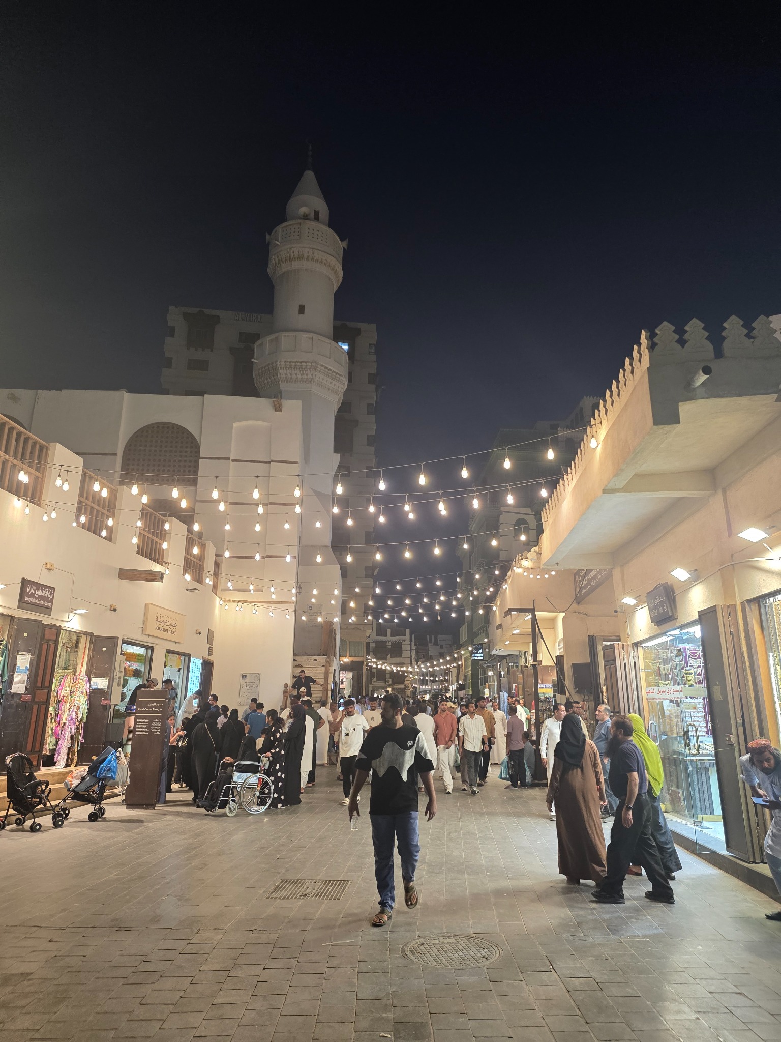 Al-Balad cambia de ritmo por la noche, entre comercios, mezquitas y calles iluminadas.