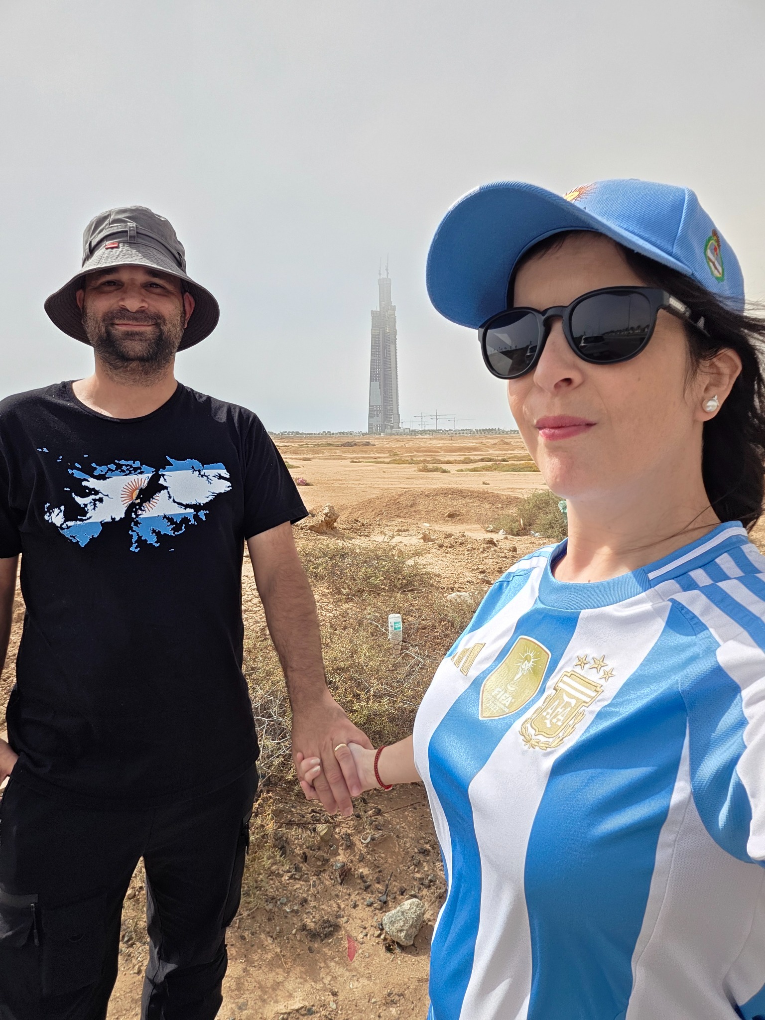 Juntos frente a la Jeddah Tower, todavía en construcción durante nuestro viaje.
