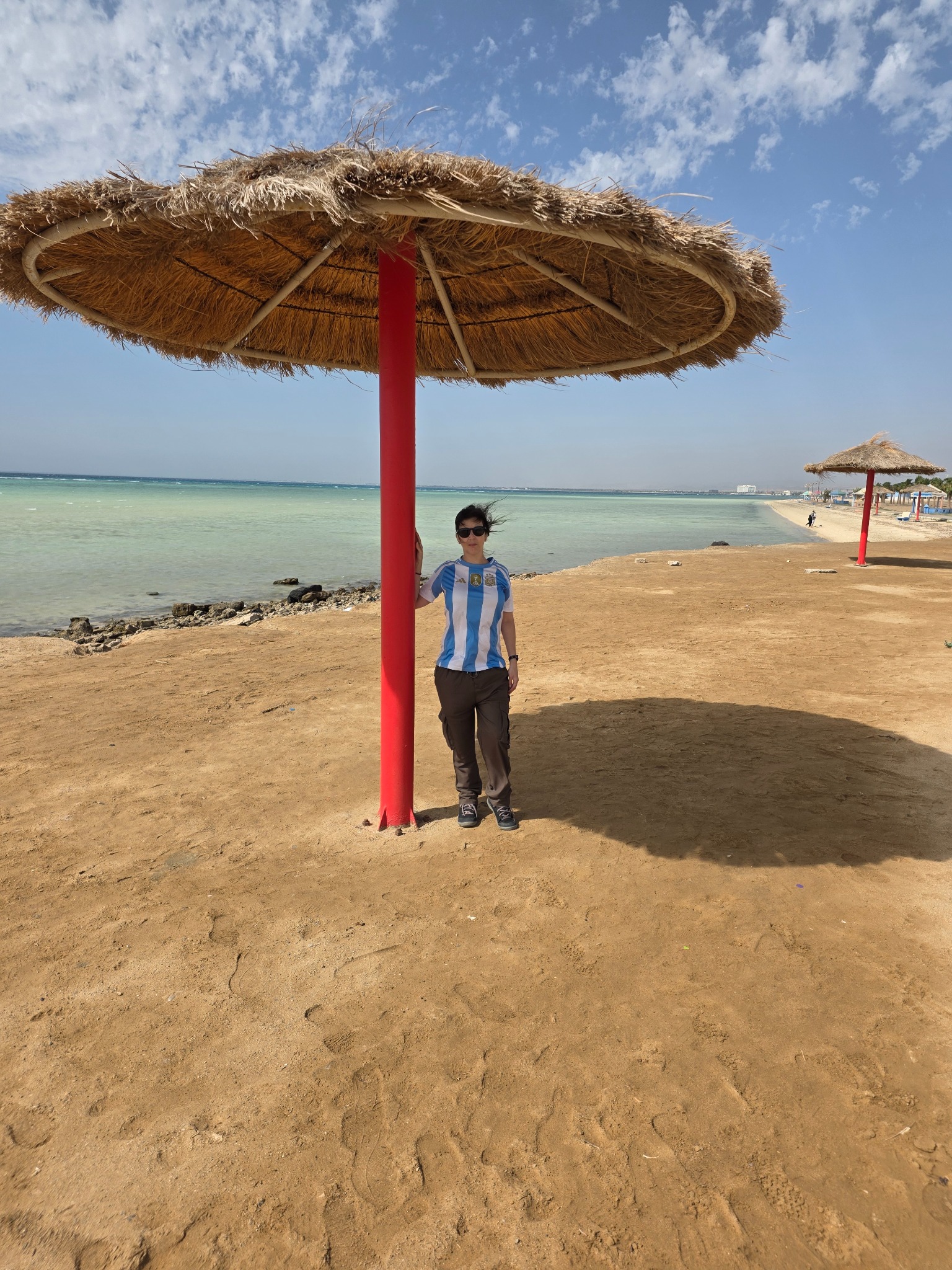 Una pausa bajo la sombrilla en la costa del Mar Rojo.