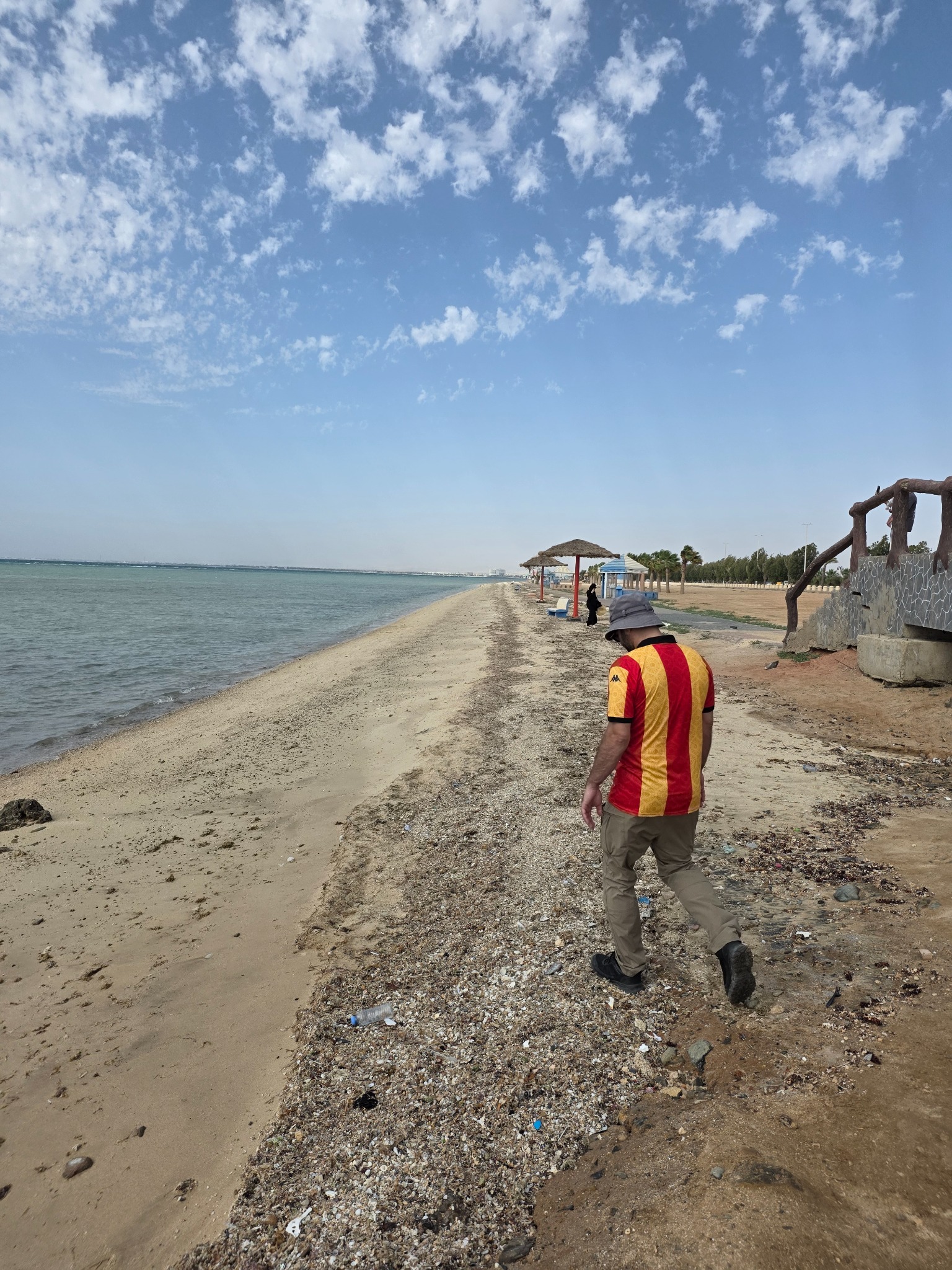 La costa también mostraba sectores descuidados y con residuos.