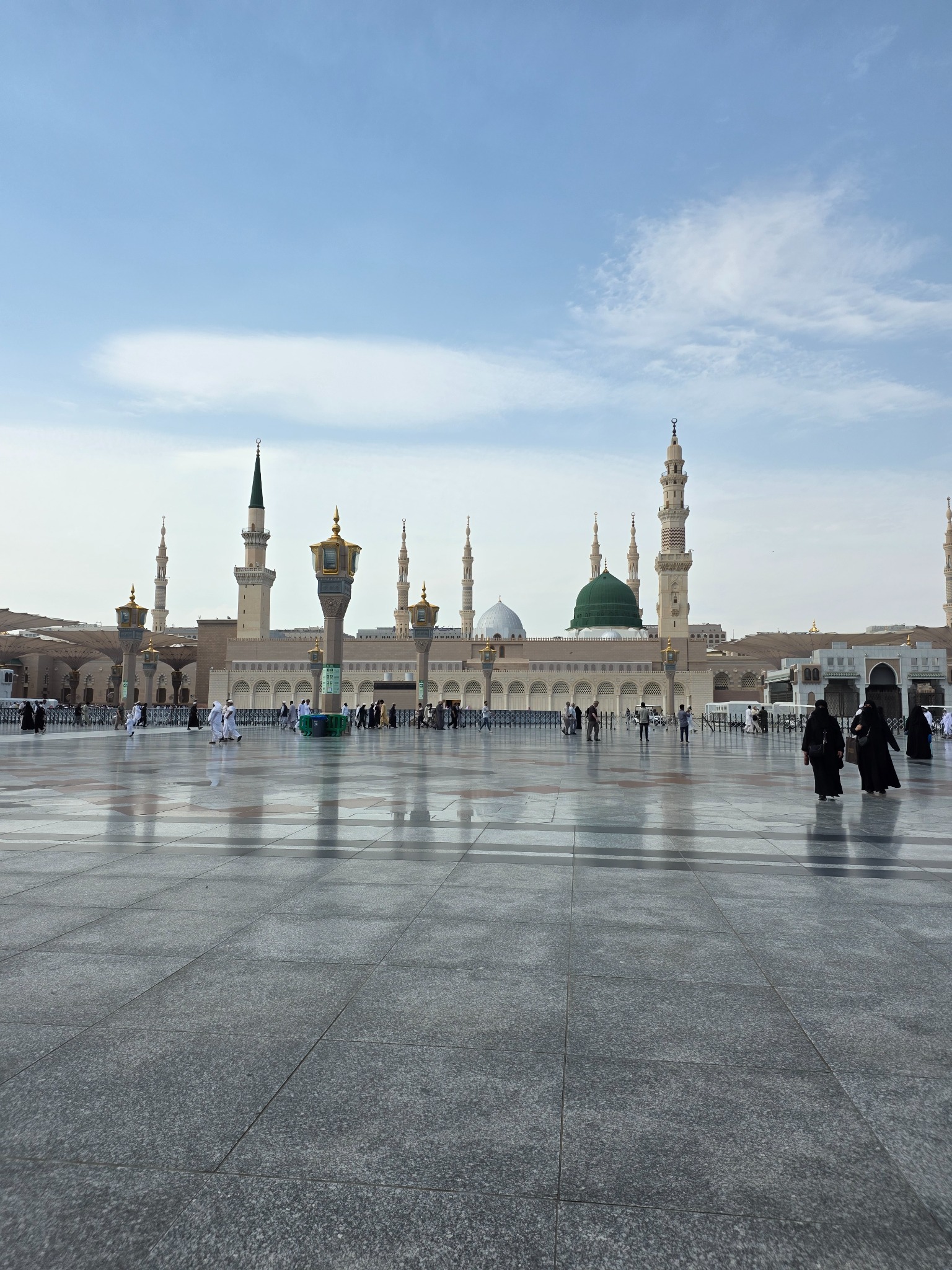 La mezquita del Profeta y su cúpula verde, vistas desde la gran explanada.