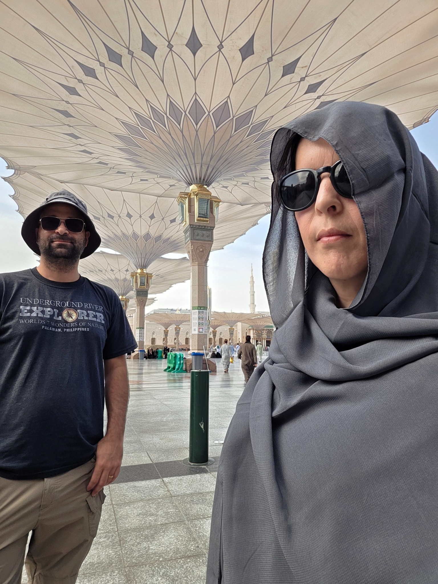 Juntos en el exterior de la mezquita del Profeta.