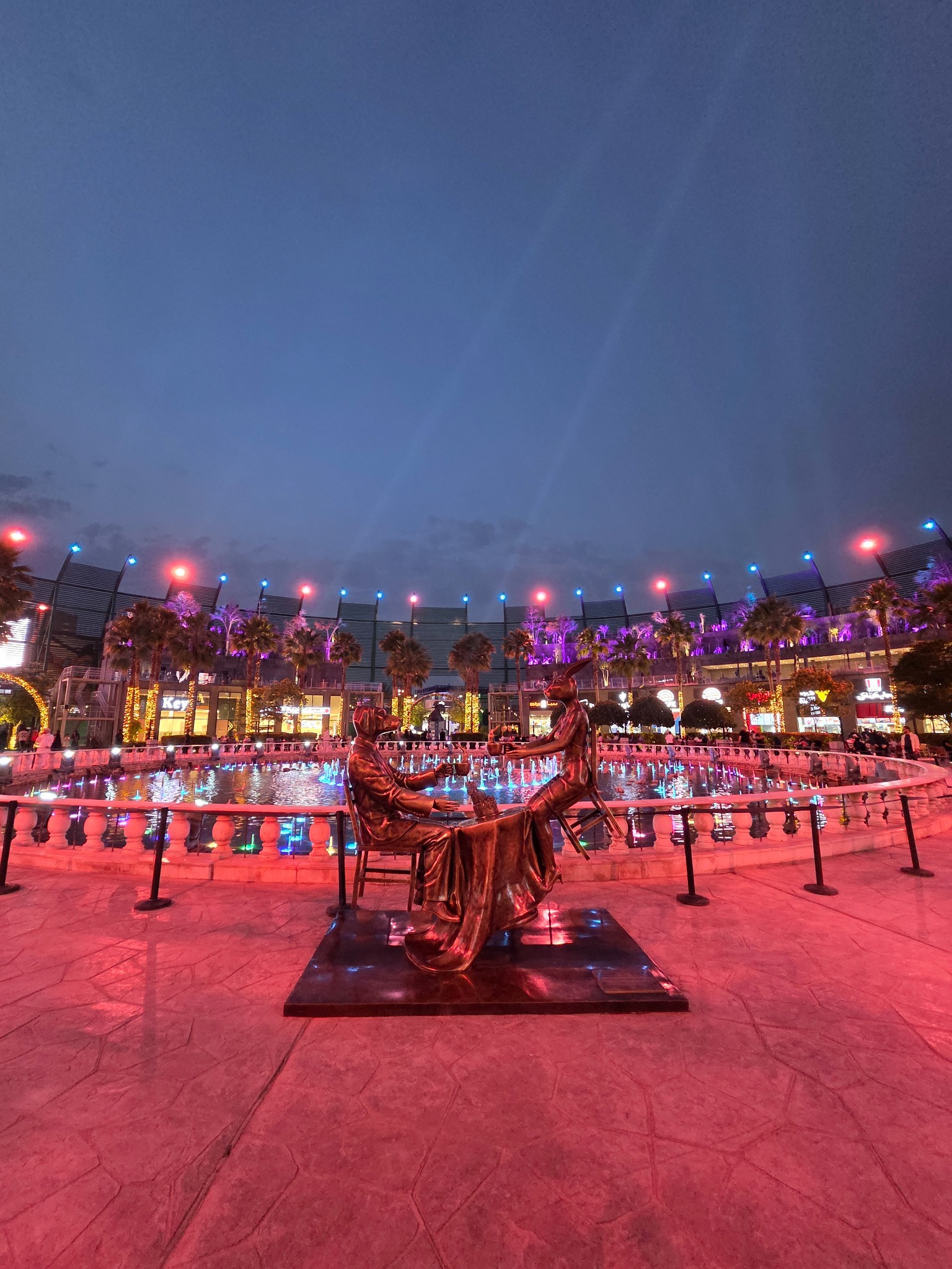 Luces, fuentes y esculturas en otro de los espacios de Boulevard.