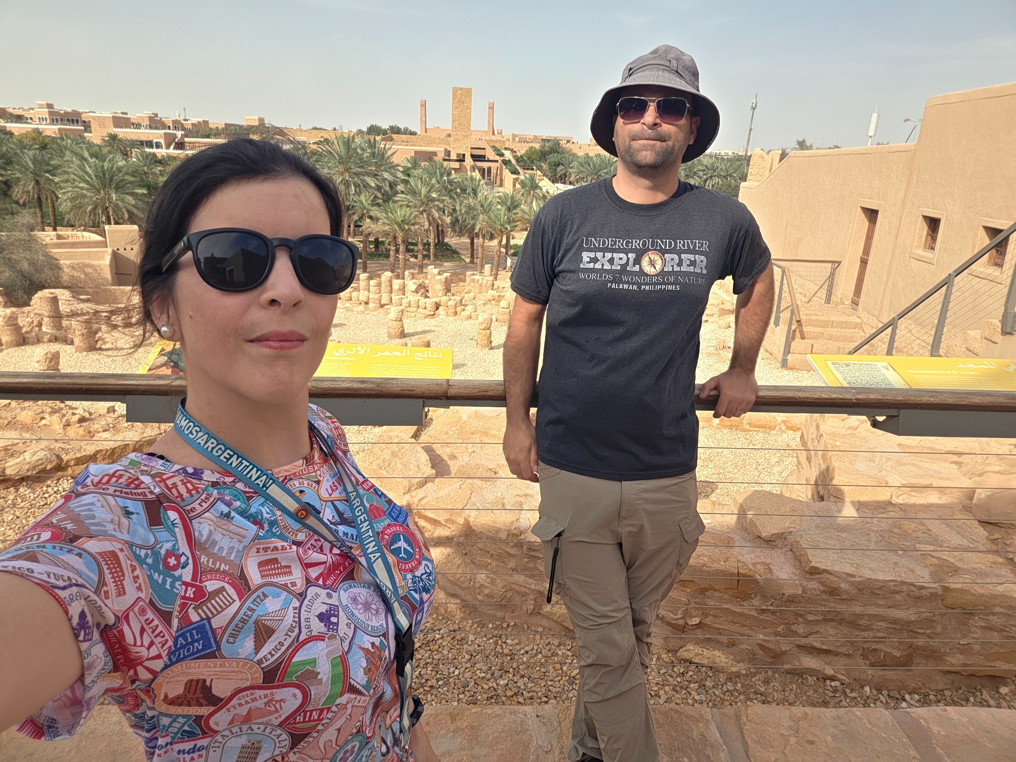 Juntos frente al oasis y los restos arqueológicos de Diriyah.
