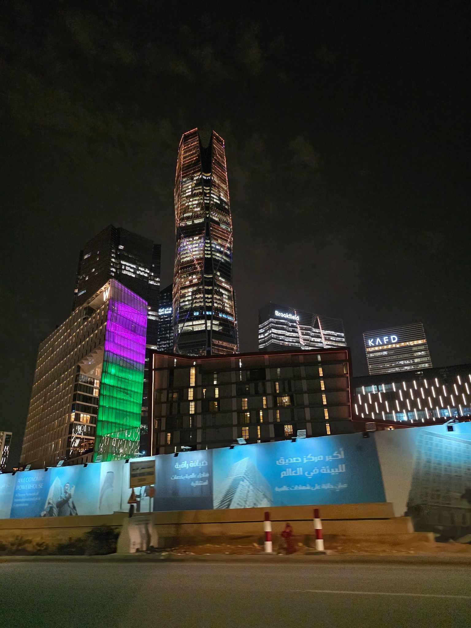 Las torres del distrito financiero de Riad durante el recorrido nocturno.