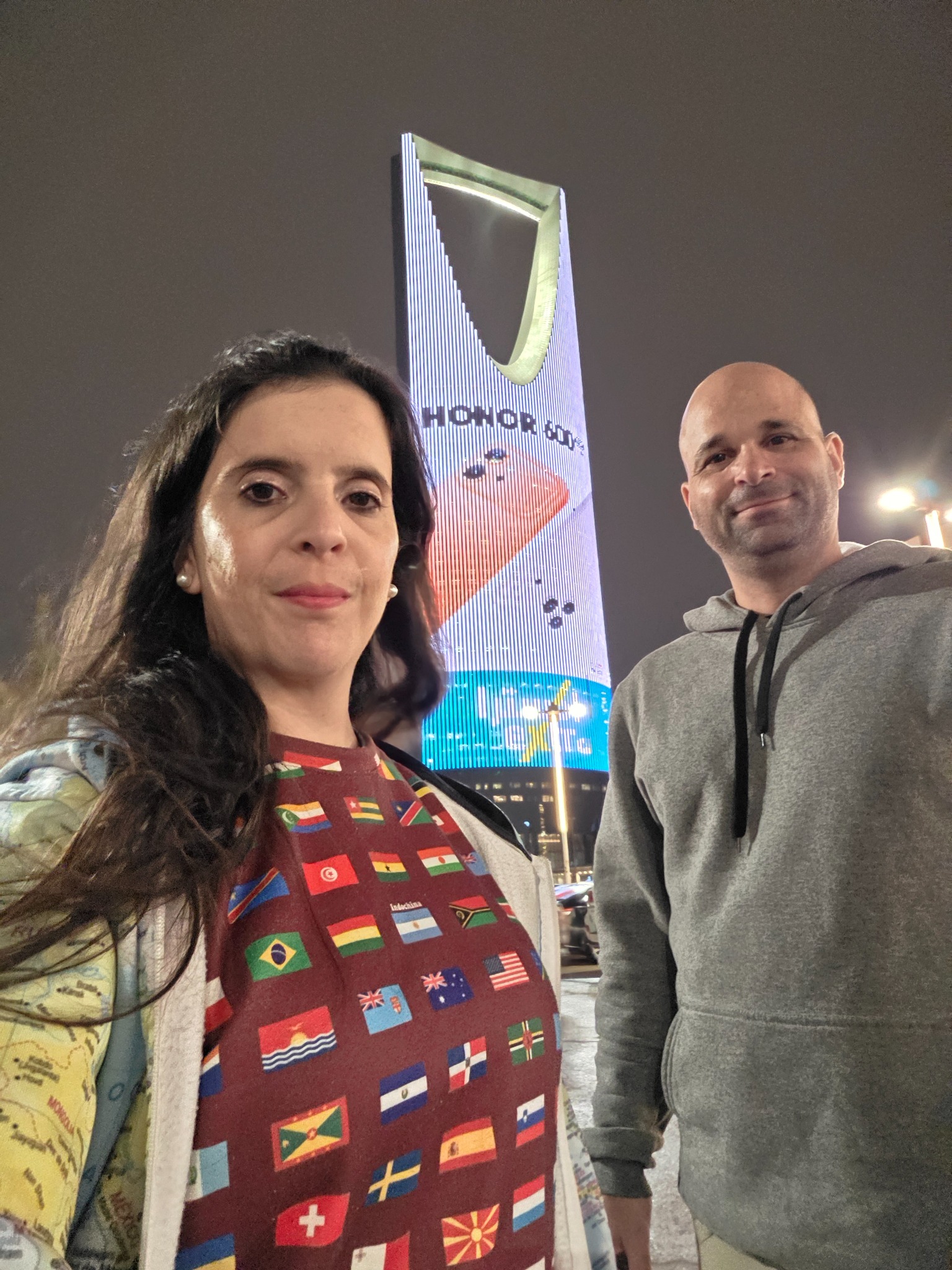 Juntos frente al Kingdom Centre iluminado.