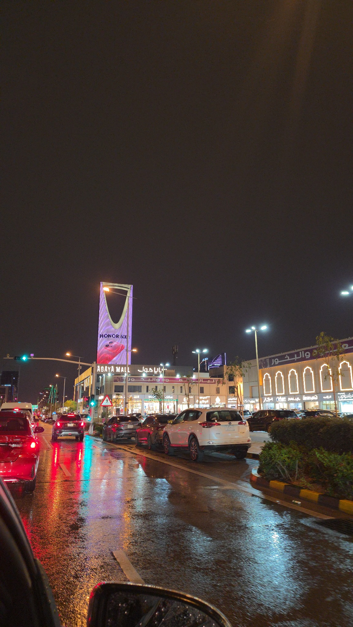 El Kingdom Centre visto desde una avenida todavía mojada por la lluvia.