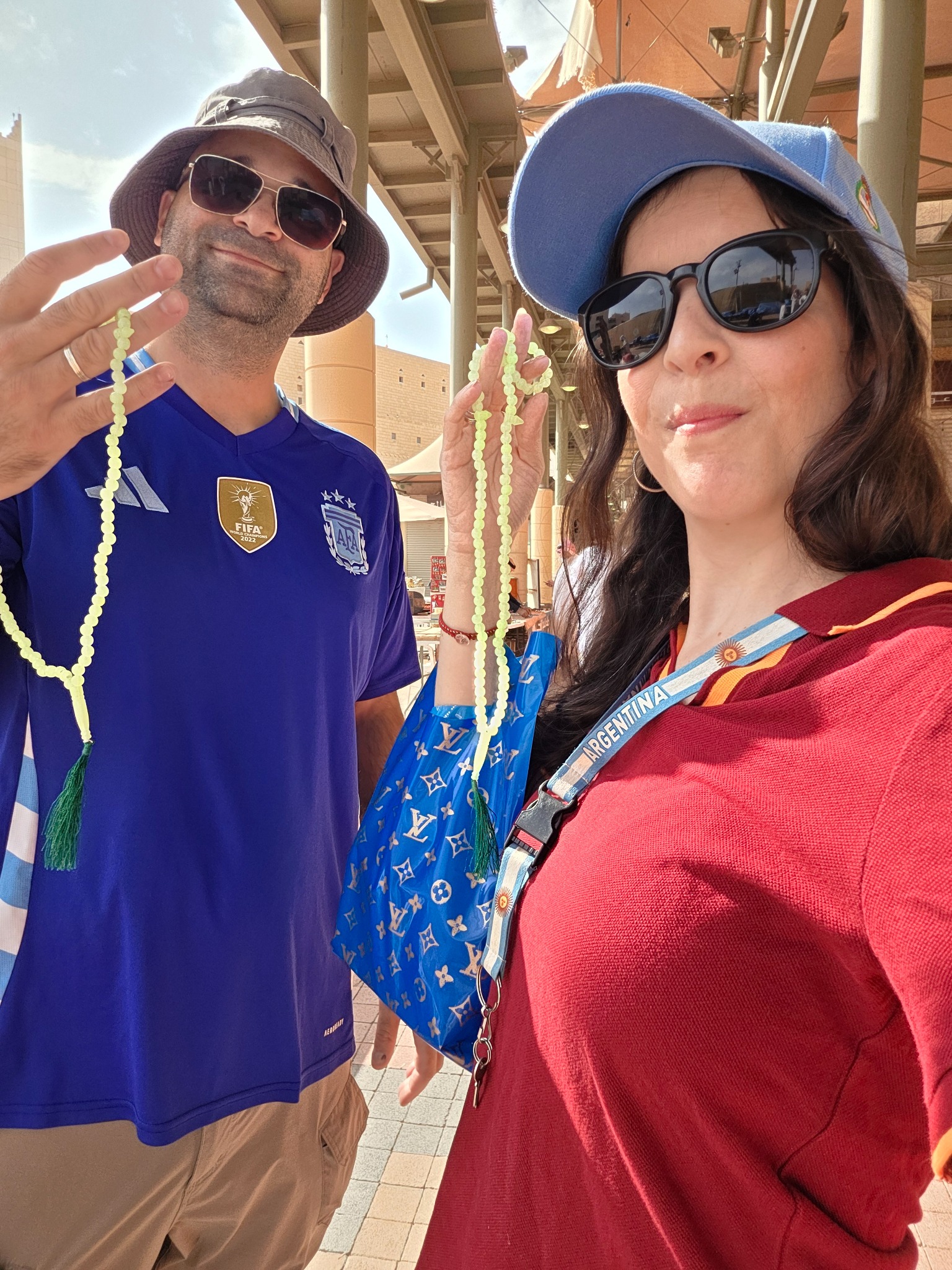 Los collares que nos regalaron durante la visita al mercado.