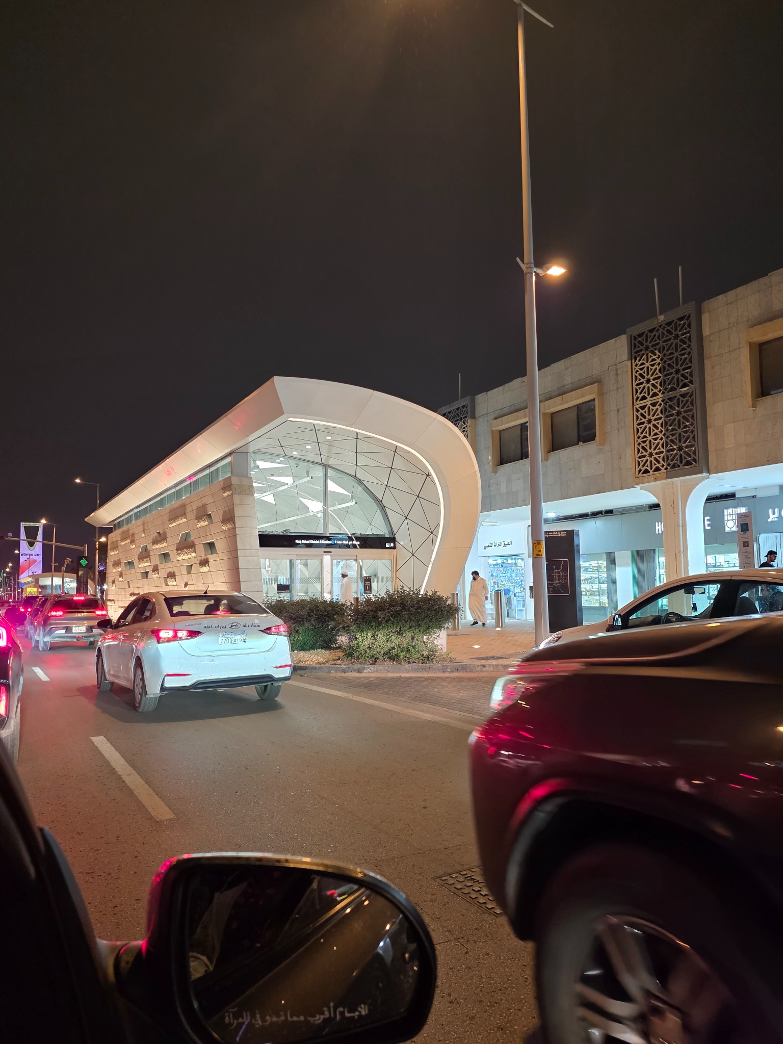 La arquitectura contemporánea del metro, entre el tránsito de la noche.