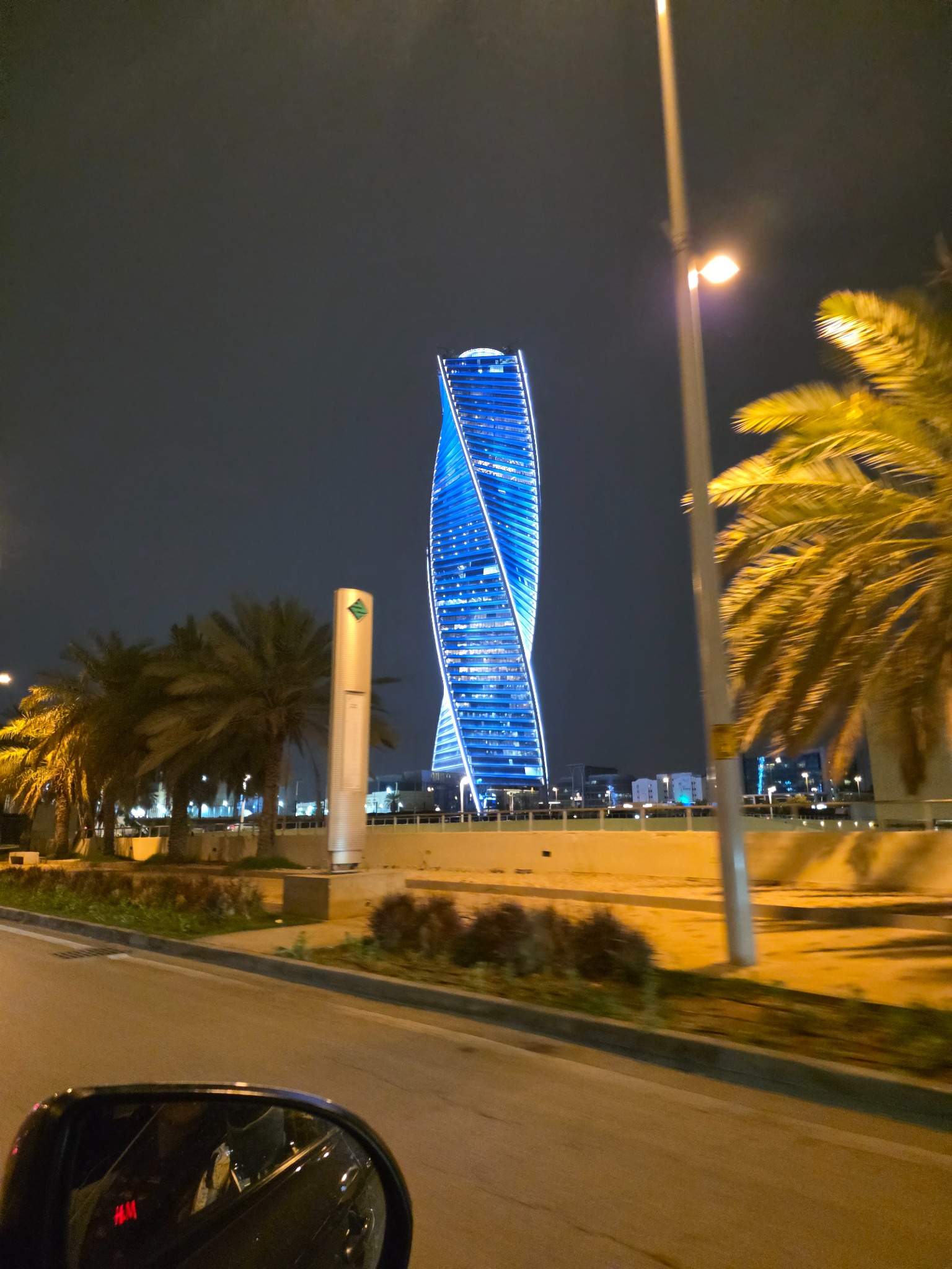 Una de las torres iluminadas que encontramos durante el primer recorrido nocturno.