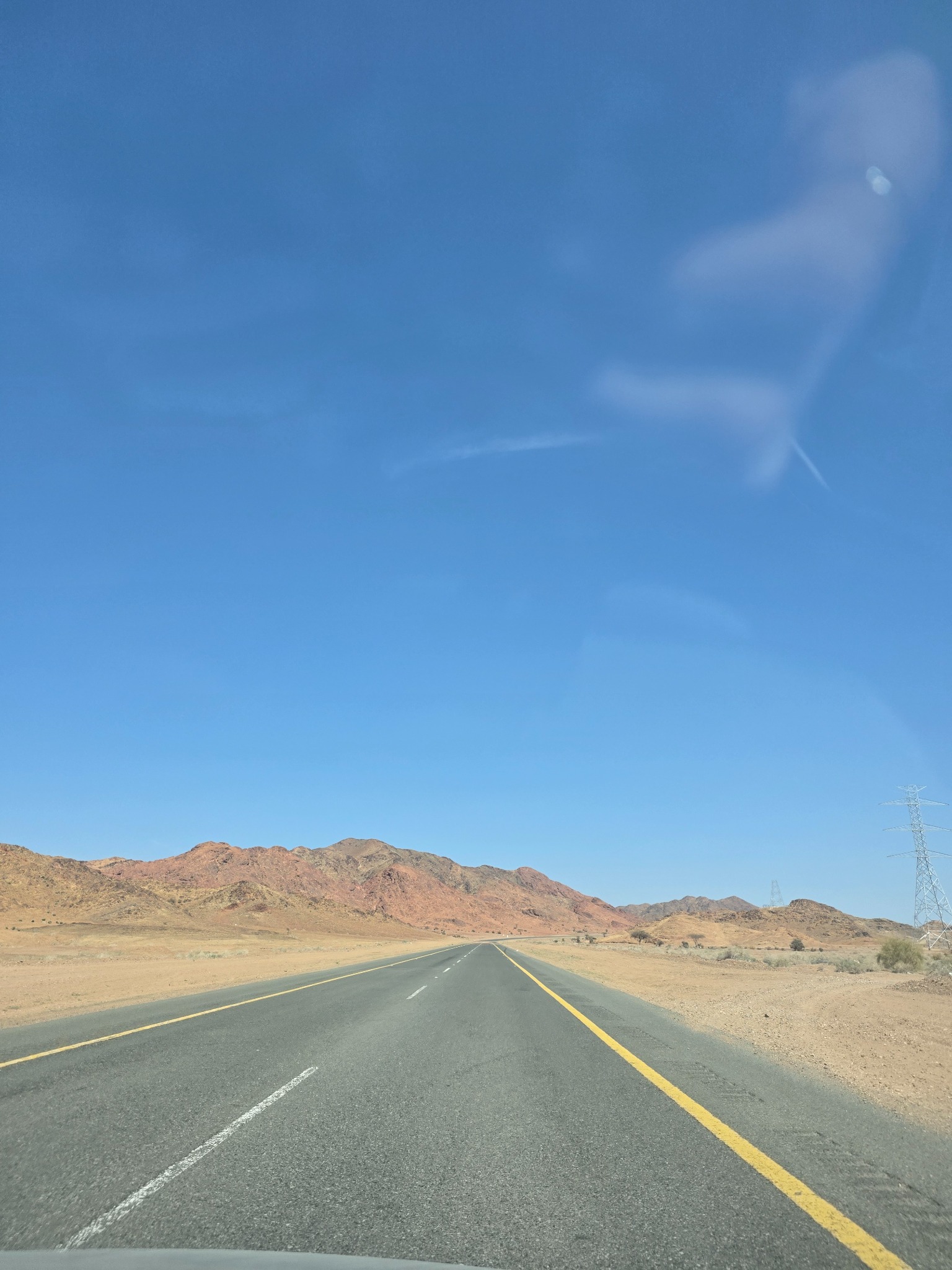 La carretera entre montañas rumbo a AlUla.