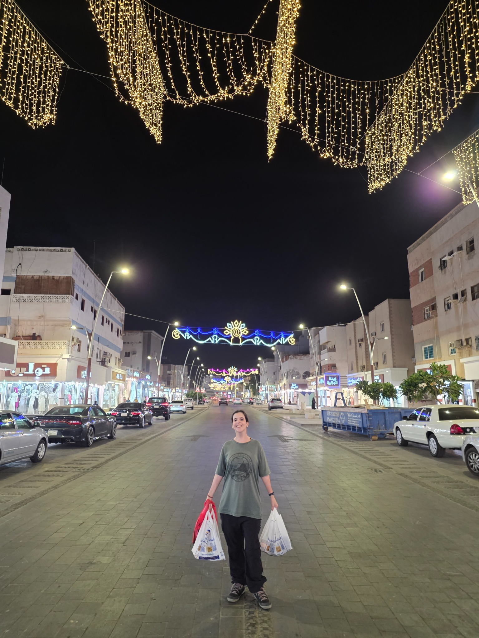 Una caminata nocturna por la zona comercial de Yanbu.