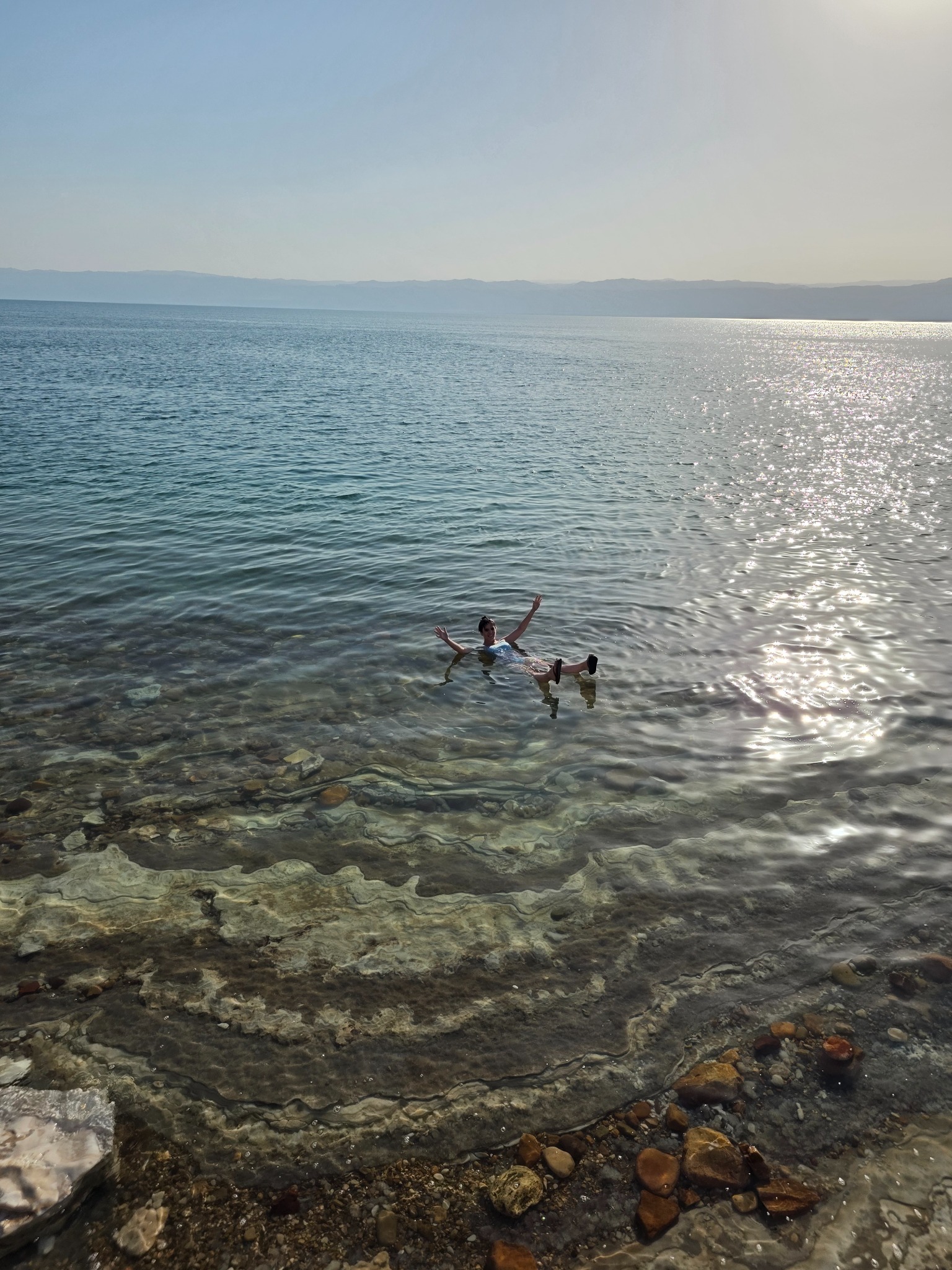Flotar en el Mar Muerto: un cierre imposible de confundir con cualquier otra playa.]