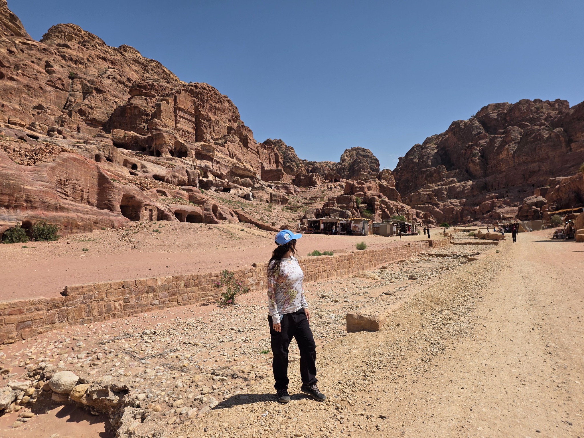 Los senderos de Petra, entre fachadas talladas y paredes de roca.