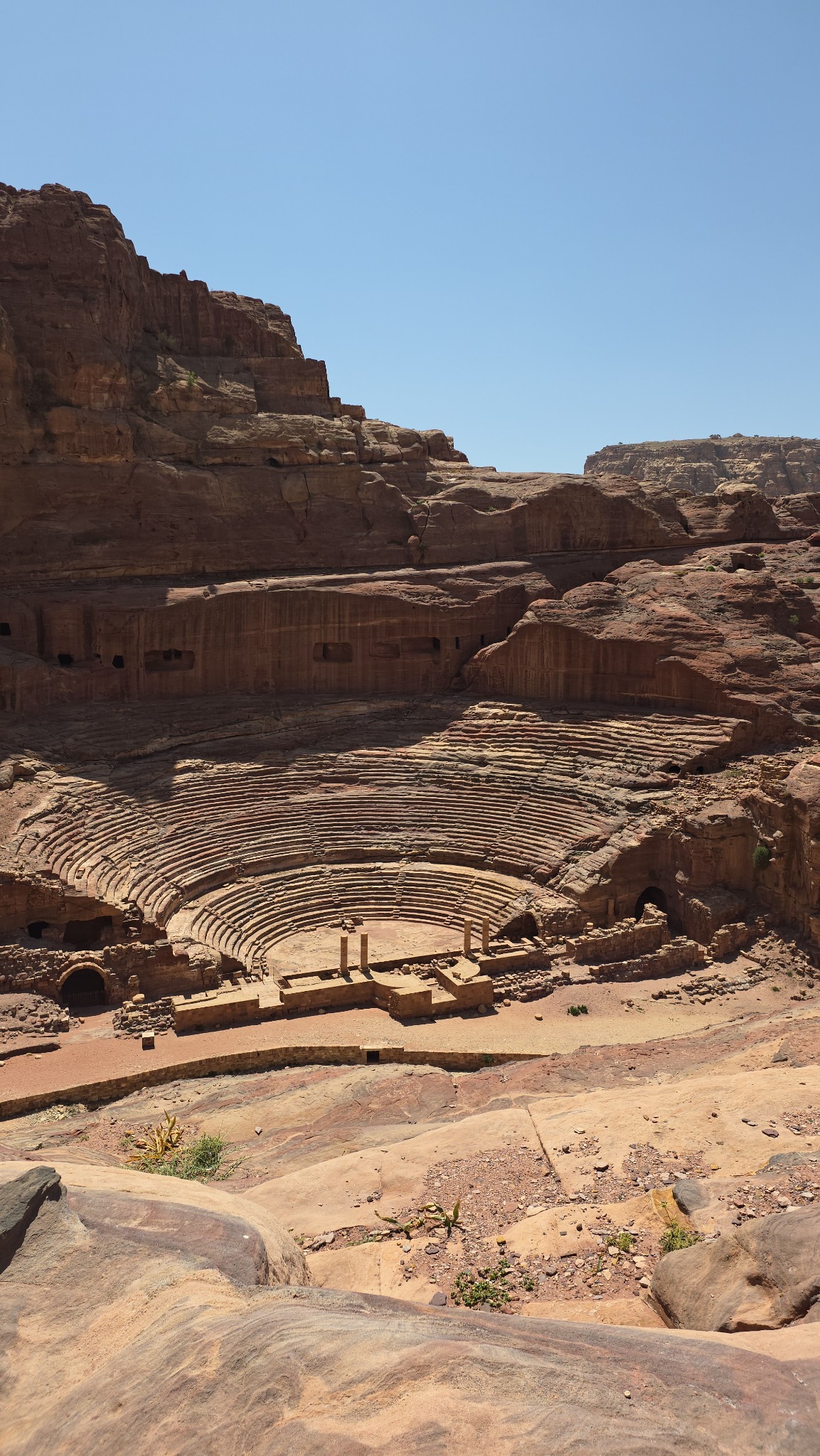 El teatro de Petra visto desde los senderos del sitio arqueológico.