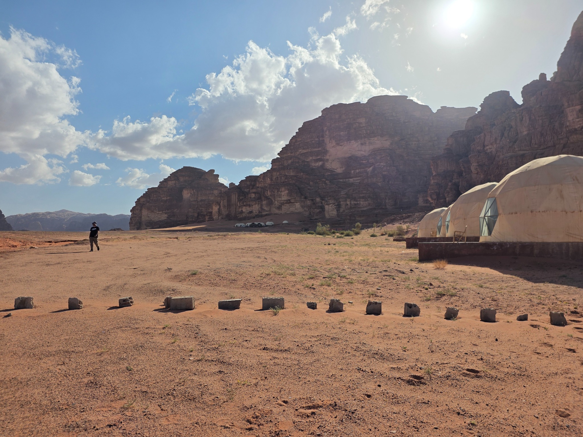 El paisaje de Wadi Rum y los campamentos instalados entre las montañas de roca.]