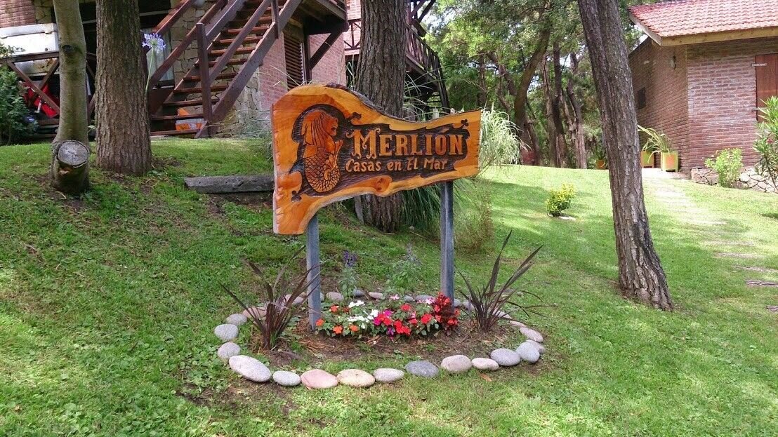 Cartel de Cabañas Merlión en su parque de Mar de las Pampas