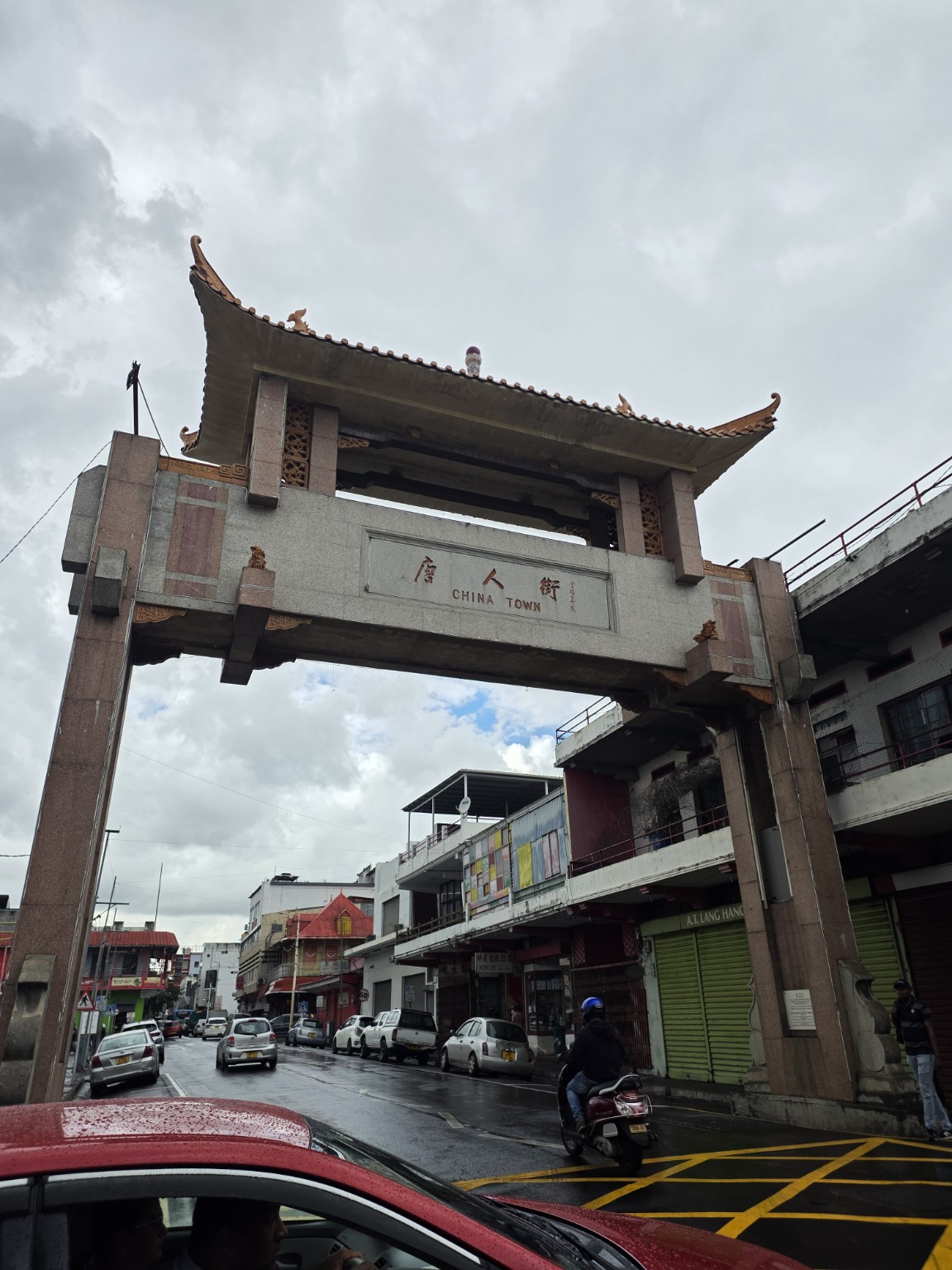 La puerta ceremonial del Barrio Chino de Port Louis.]