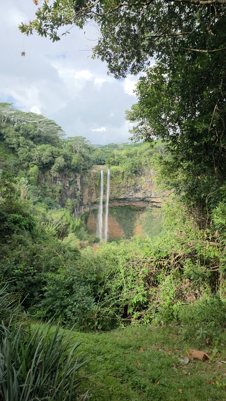La cascada de Chamarel, rodeada por el verde del interior.