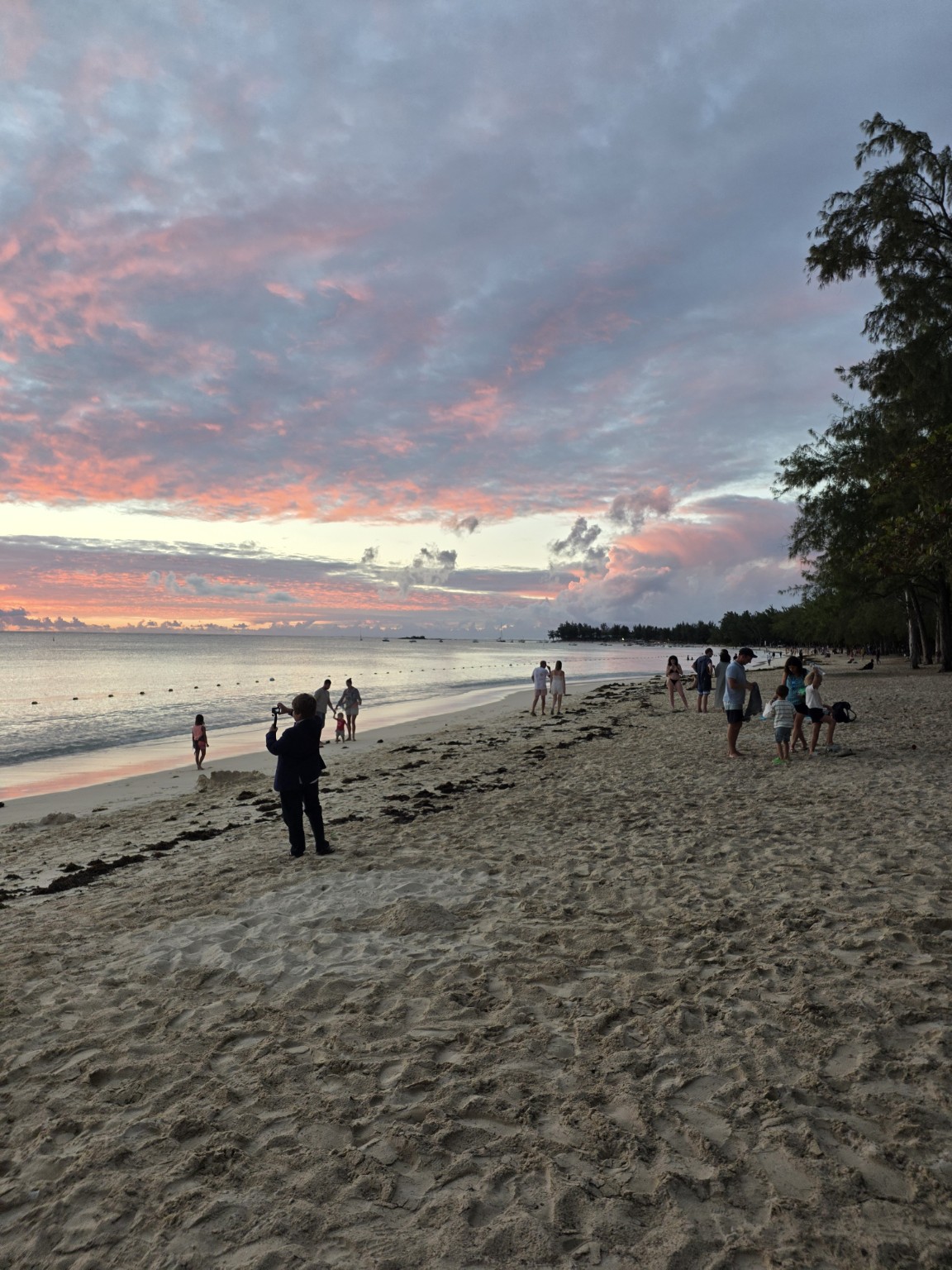 Atardecer en Flic-en-Flac, nuestra base sobre la costa oeste.]