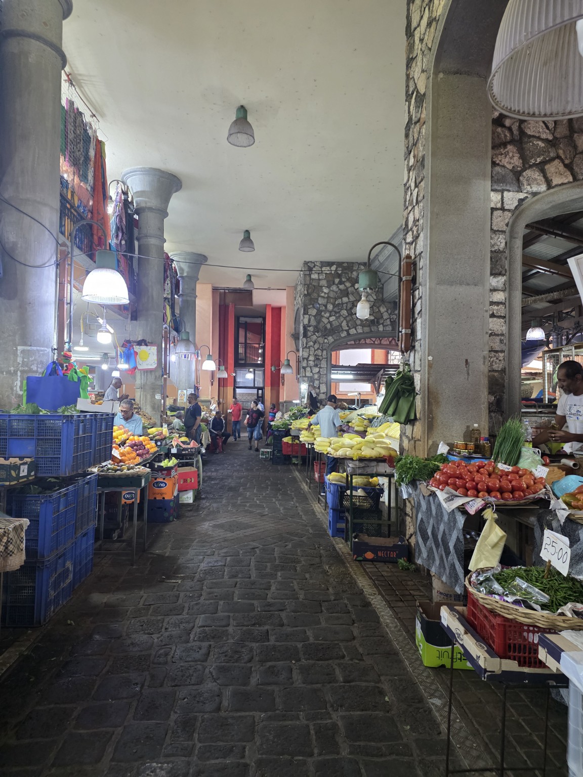 Verduras y vida cotidiana dentro del mercado.]