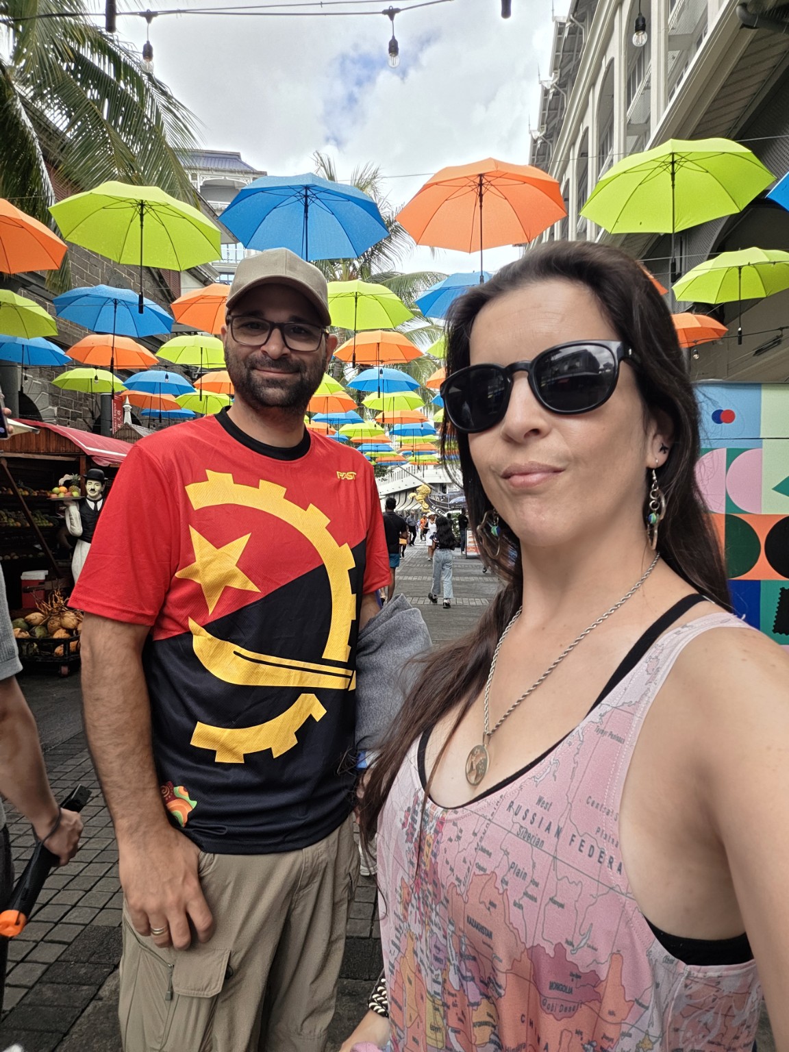 Port Louis bajo la lluvia, entre los puestos y los paraguas de su mercado.