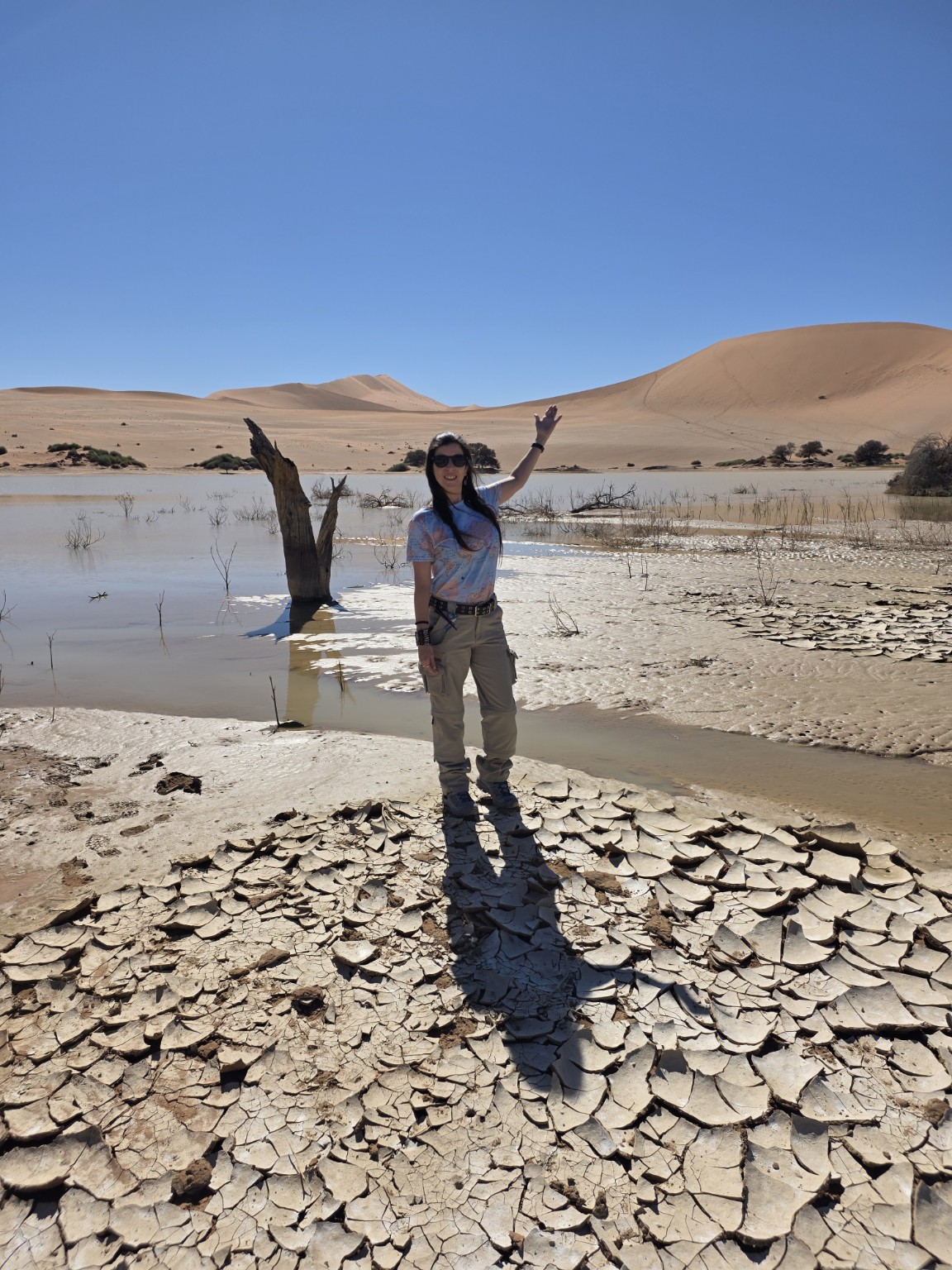Agua en Sossusvlei, rodeada por las dunas del Namib.