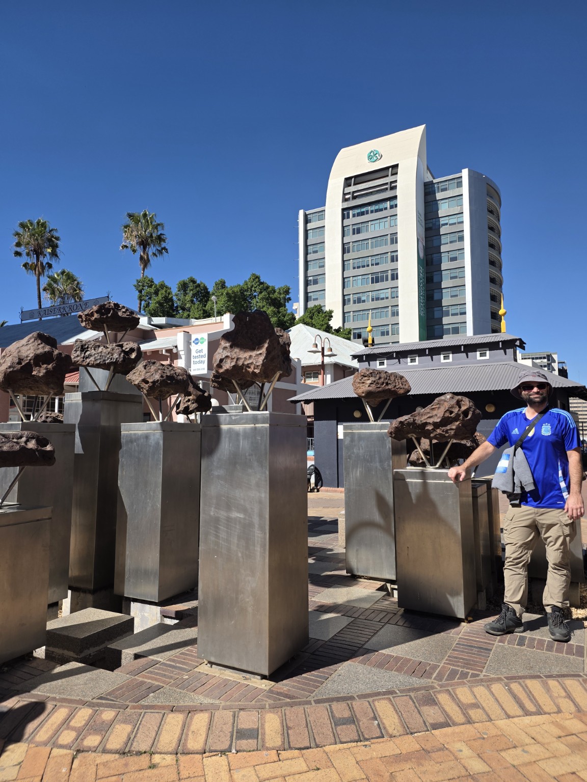 Los meteoritos de Gibeon exhibidos en Post Street Mall.