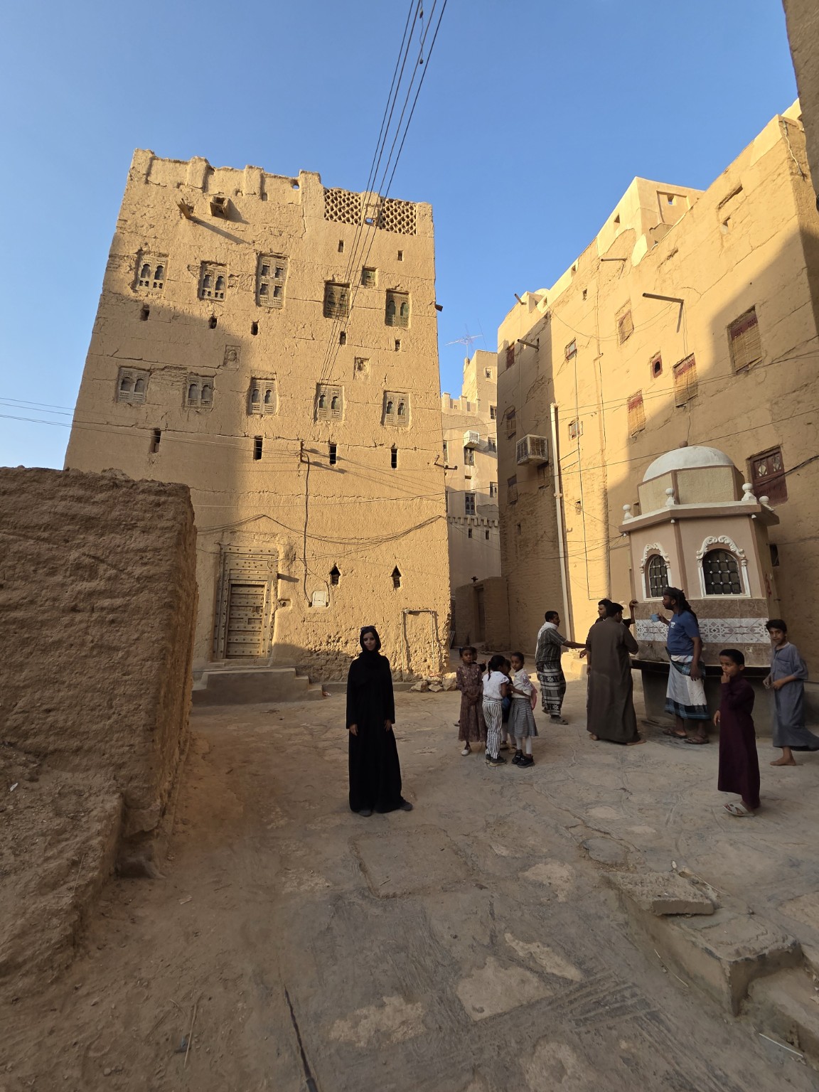 La vida cotidiana entre las construcciones de tierra de Al-Hajarayn.