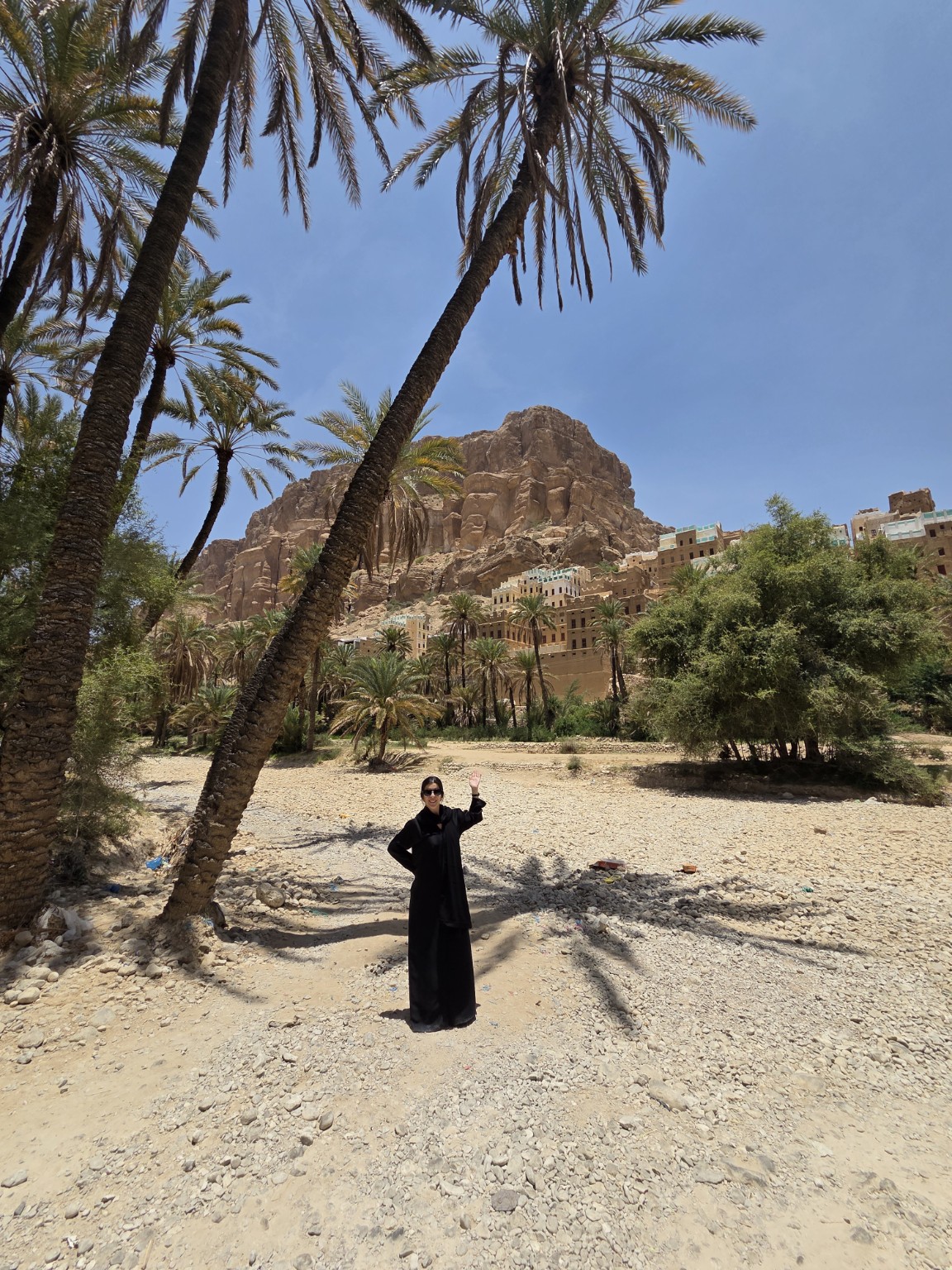 Palmerales, montañas y pueblos de adobe en el paisaje de Wadi Daw’an.