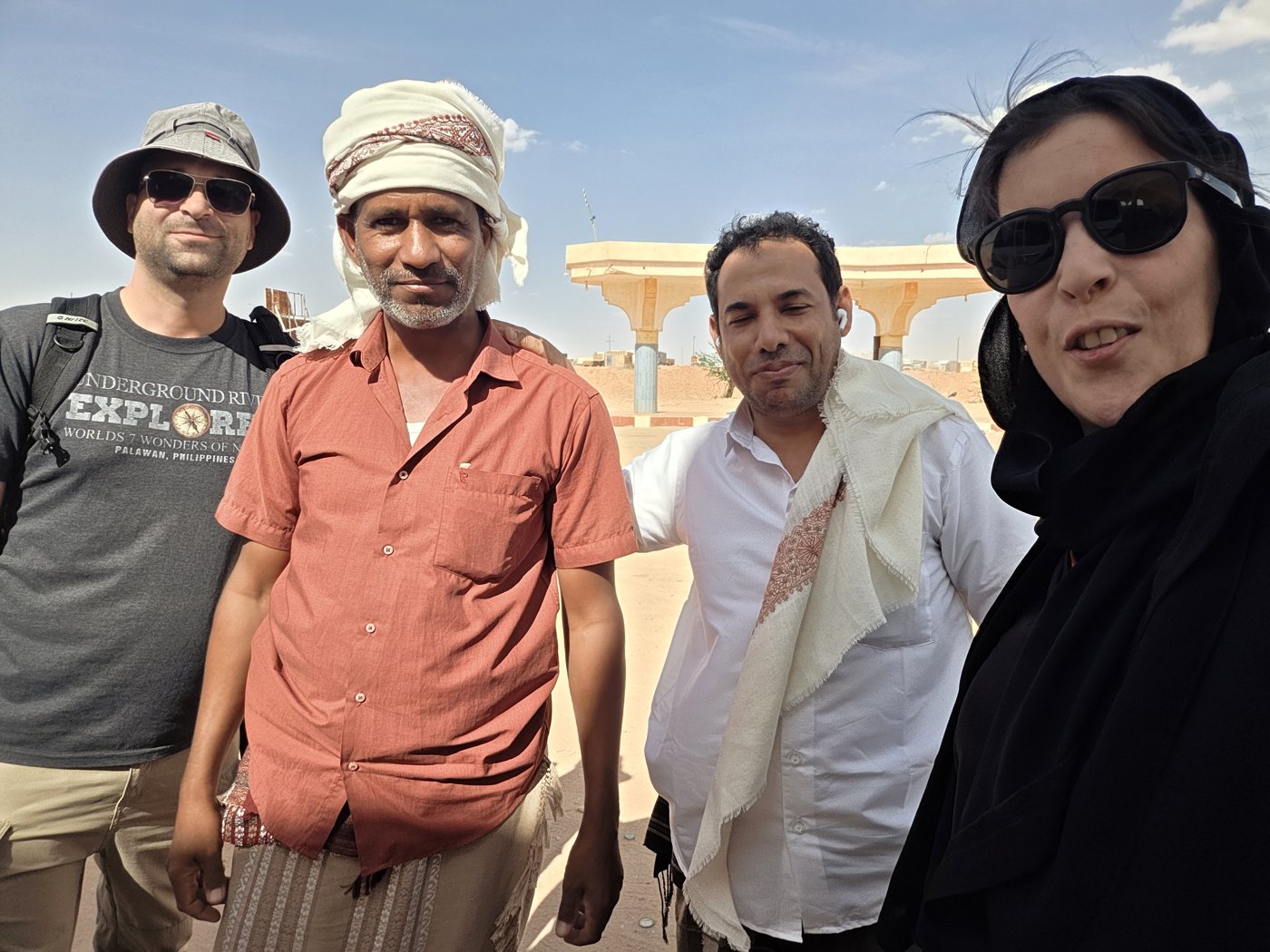 La despedida de Saleh y nuestro conductor antes de regresar a Arabia Saudita.